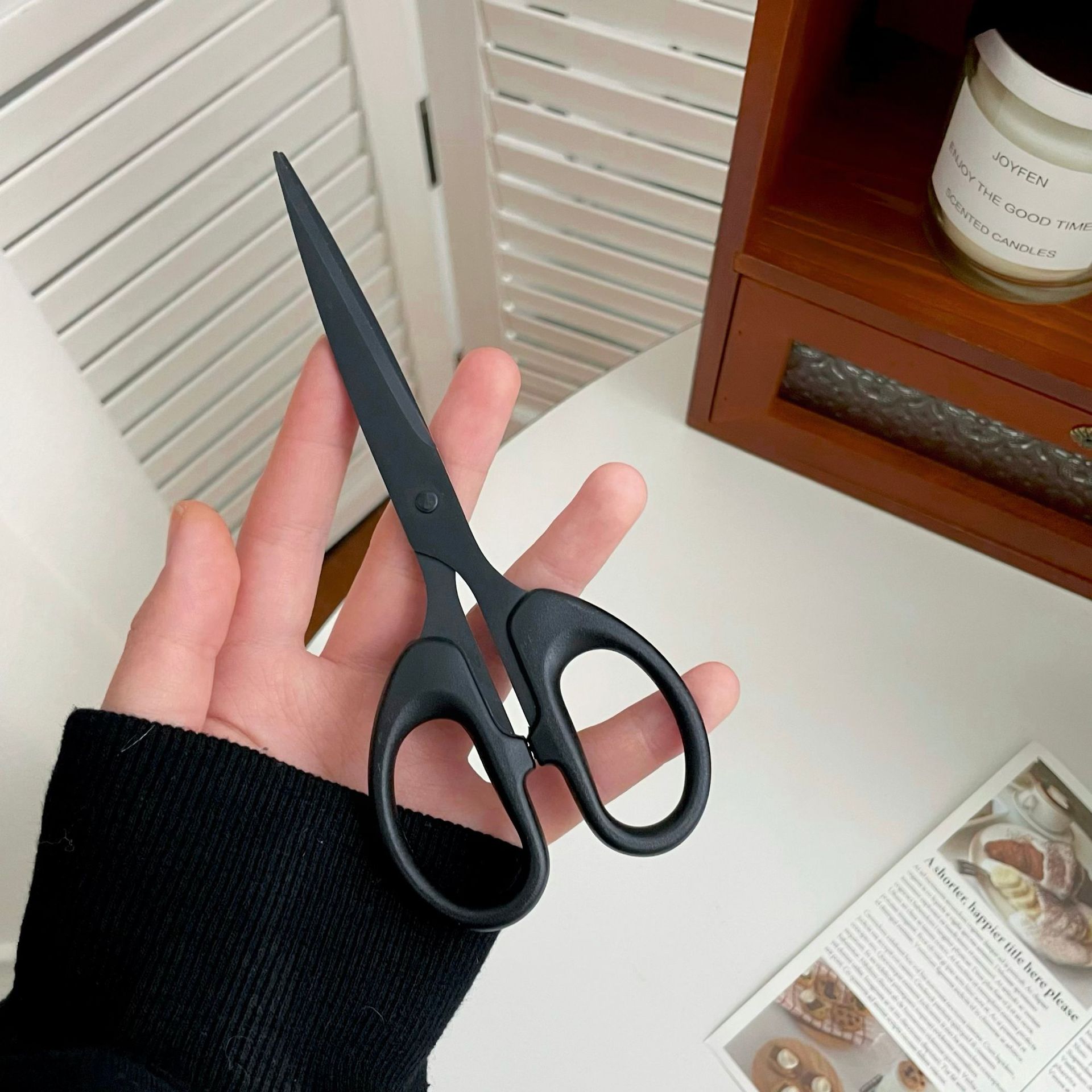 Office stationery, handcrafted art and paper-cutting special scissors, household round-head stainless steel paper-cutting knife, small scissors for cutting thread ends Application Scenario