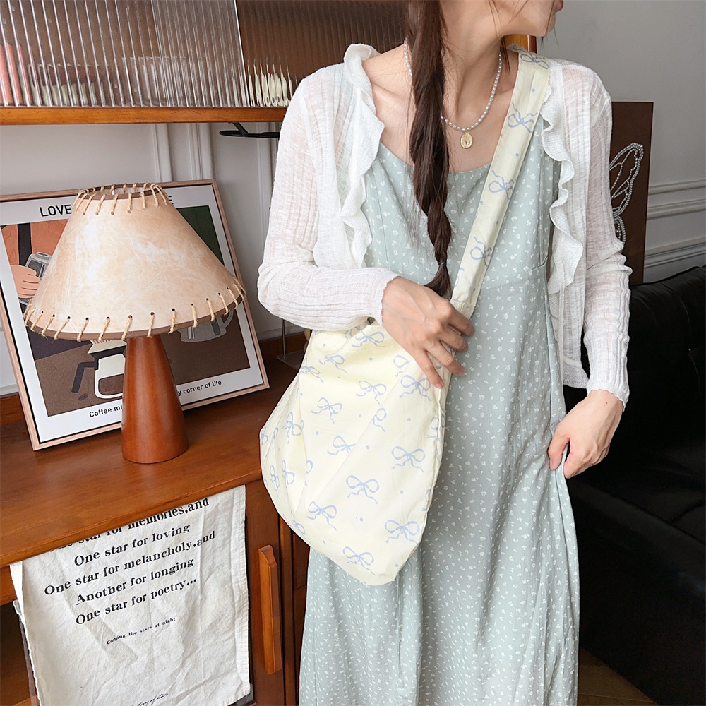 4665 New large-capacity bow print single-shoulder crossbody bag, women's canvas bag, floral student underarm bag Application Scenario