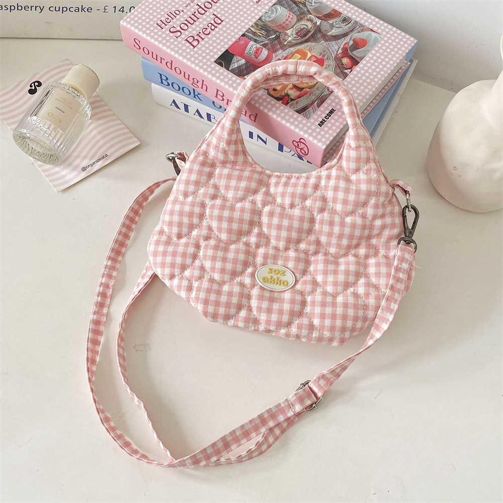 55311 Dopamine-colored girl quilted cotton-padded heart handbag, women's single-shoulder bag, magnetic crossbody canvas bag Application Scenario