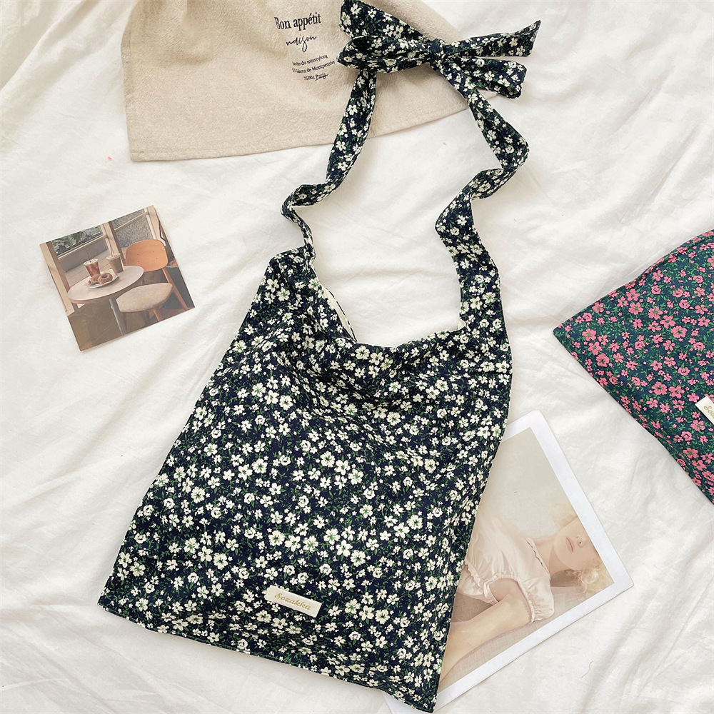 The 56252 new fresh floral canvas bag is a versatile underarm bag, single-shoulder bag and large-capacity women's canvas bag for going out Application Scenario