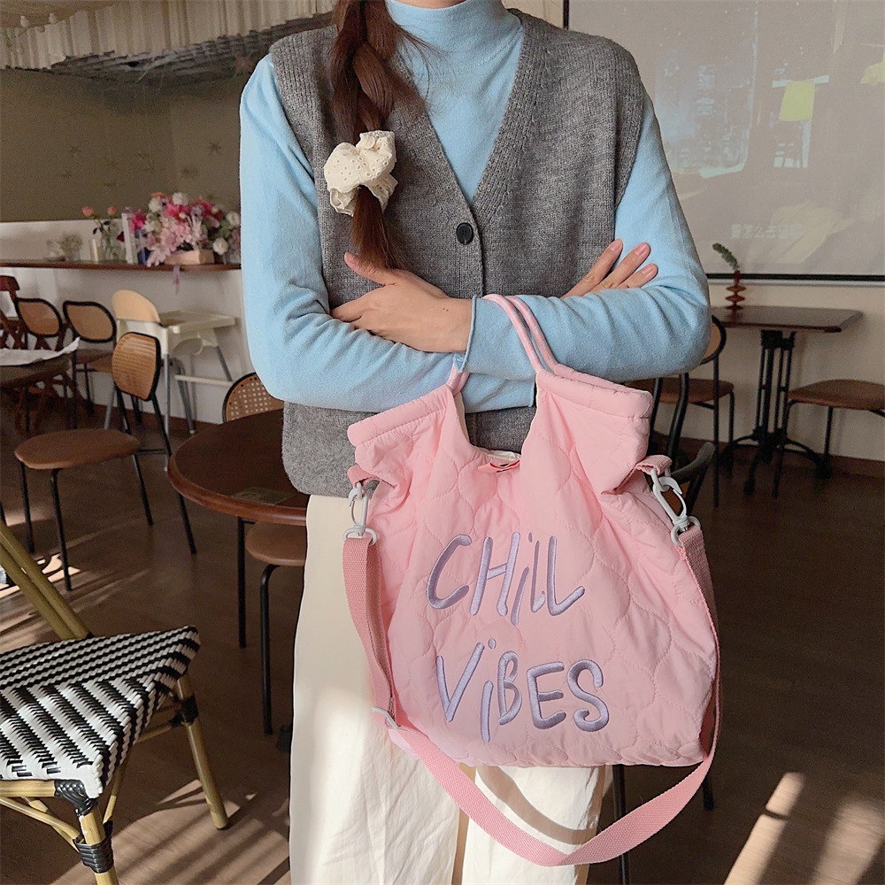31222 Autumn and Winter new canvas bag, Korean version letter embroidery quilted handbag, crossbody bag, lightweight and large capacity Application Scenario