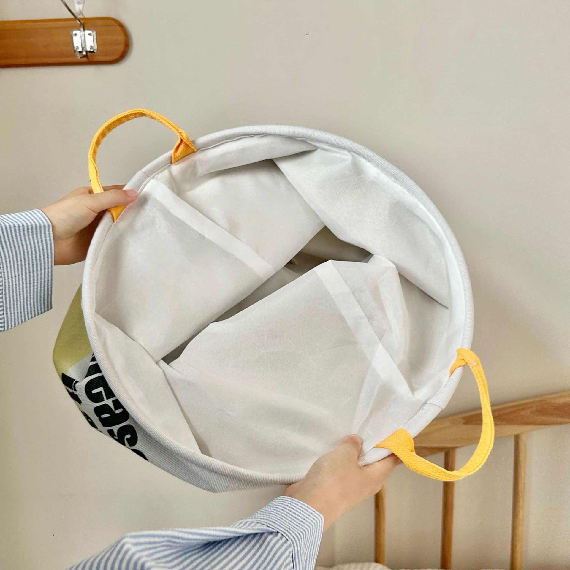 Dopamine dirty clothes basket, household dirty clothes basket, bathroom dirty clothes storage bucket, foldable portable dirty clothes basket, storage basket Application Scenario