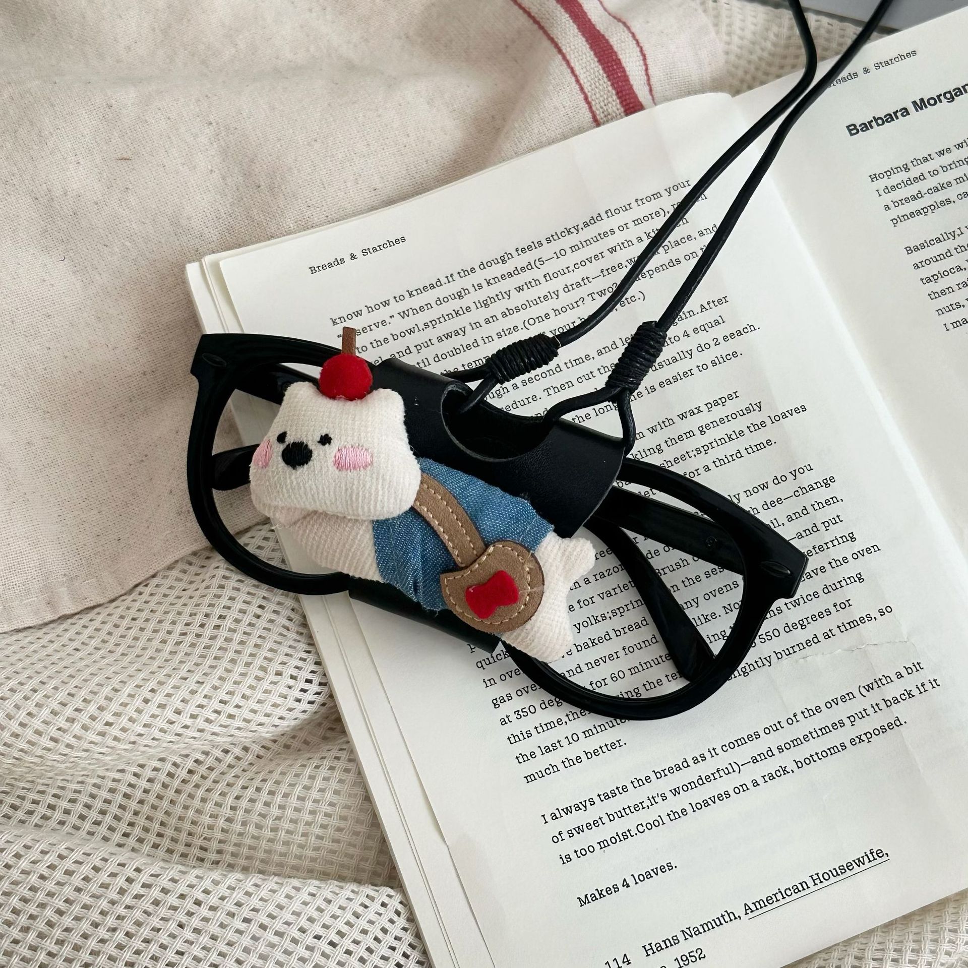 The InS-style halter-neck glasses string is the same cartoon sunglasses string necklace as the blogger. The glasses string is anti-loss and anti-fall full figure