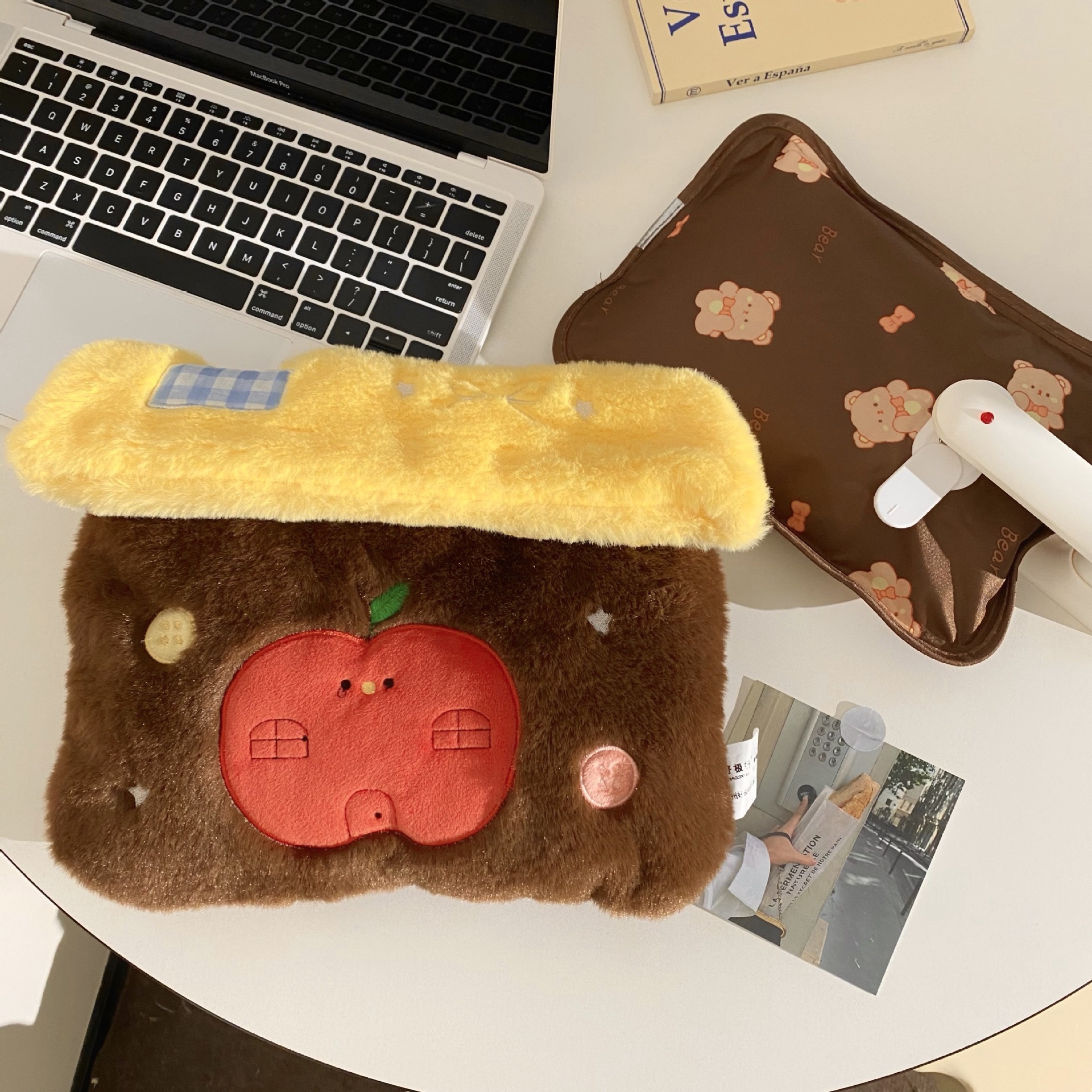 Portable and cute winter hot water bag, student electric warm water bag, no water filling, explosion-proof electric hot water bag, warm water bag, electric heating for girls Application Scenario