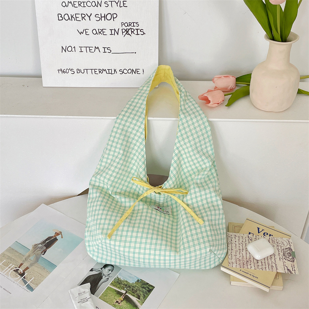 The new 56232 fashionable checkered bag is a fresh and elegant single-shoulder bag for women's armpits with a laid-back style and a large capacity tote bag Application Scenario