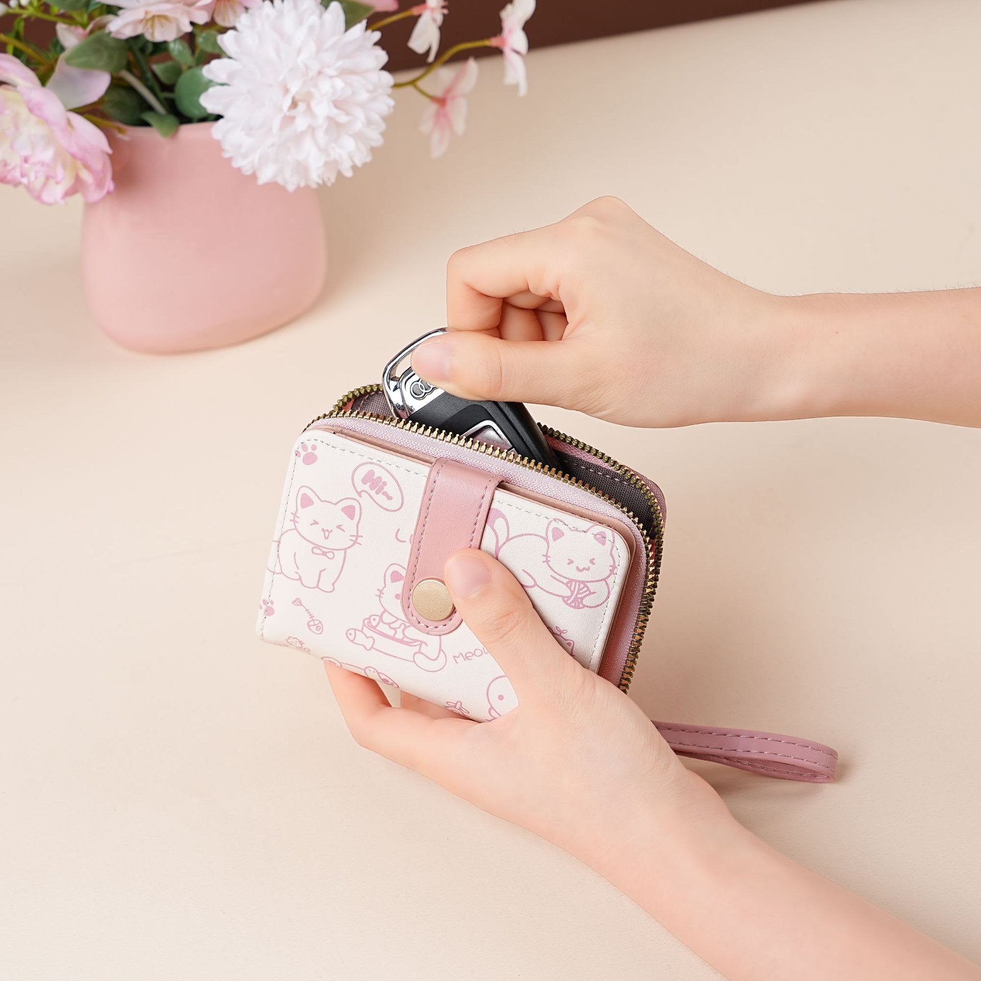 Ailun's simple and heartwarming little cat Japanese-style ladies' buckle pocket, hand-held multi-functional short wallet for women details Picture
