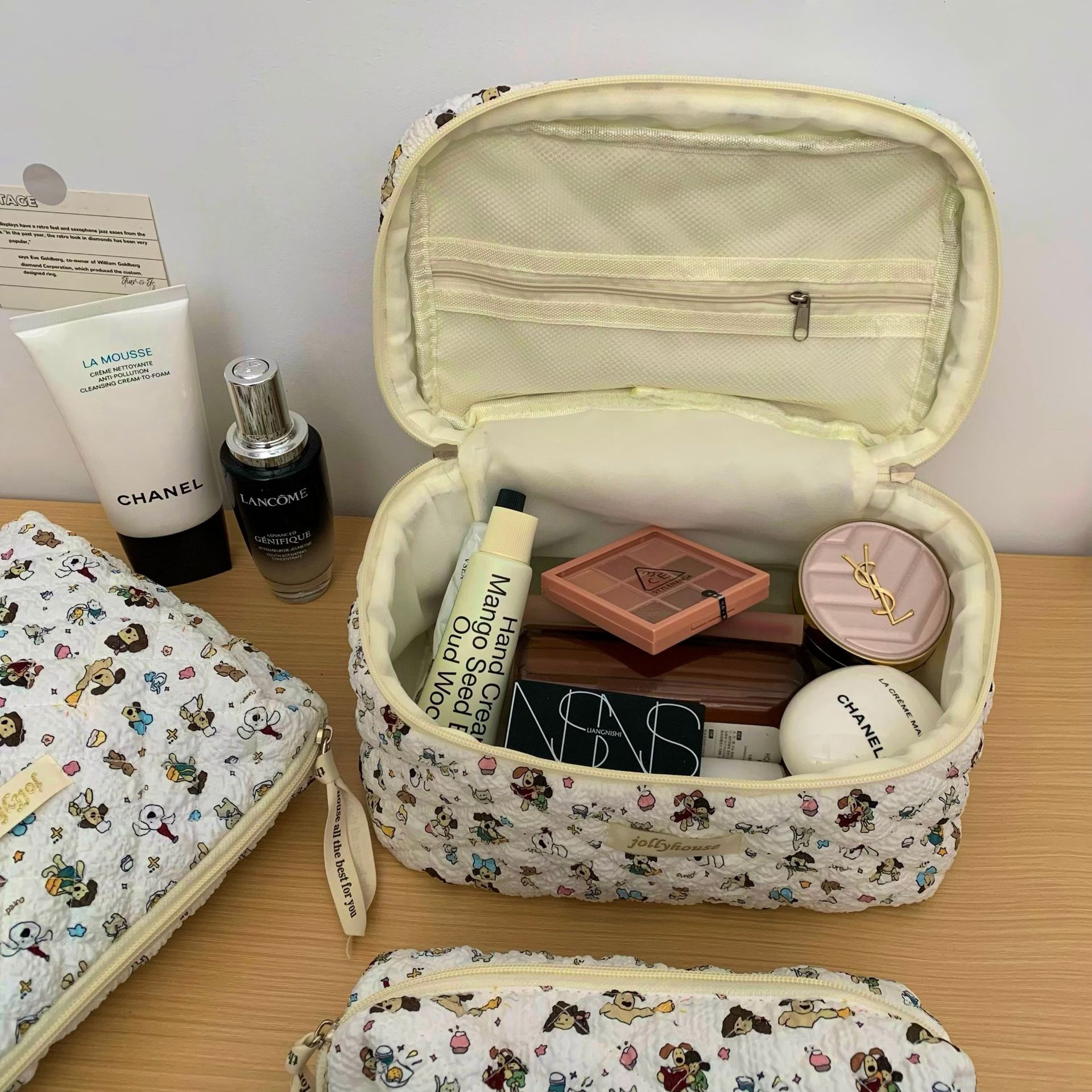 2025 New cartoon dog makeup bag for women's travel, portable large-capacity cosmetics storage bag and handbag Application Scenario
