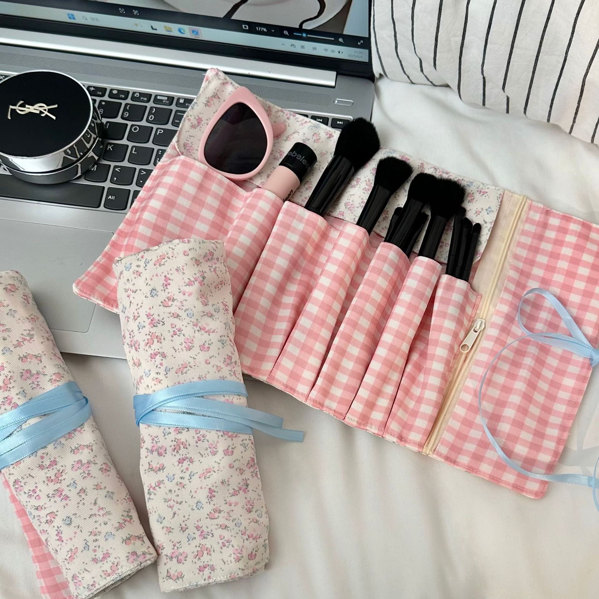Spring floral makeup bag, girlish heart, large-capacity brush bag, portable and rollable makeup brush storage bag, hand-held pen case full figure