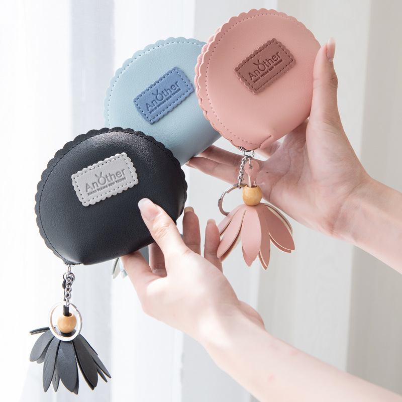 A new mini, cute and fashionable coin and key wallet in an ins style for women full figure