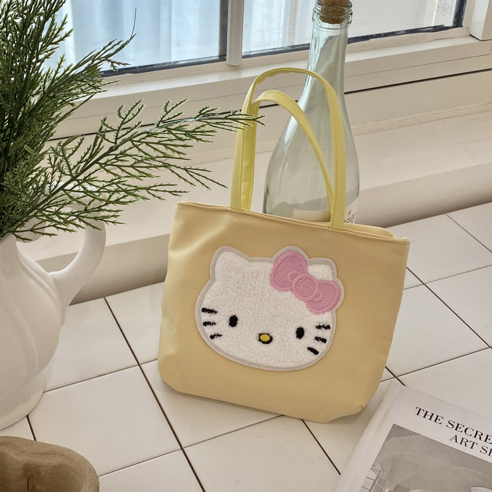 Cute cat handbag, small handbag, travel essential portable handbag, small, light and versatile canvas small bag details Picture