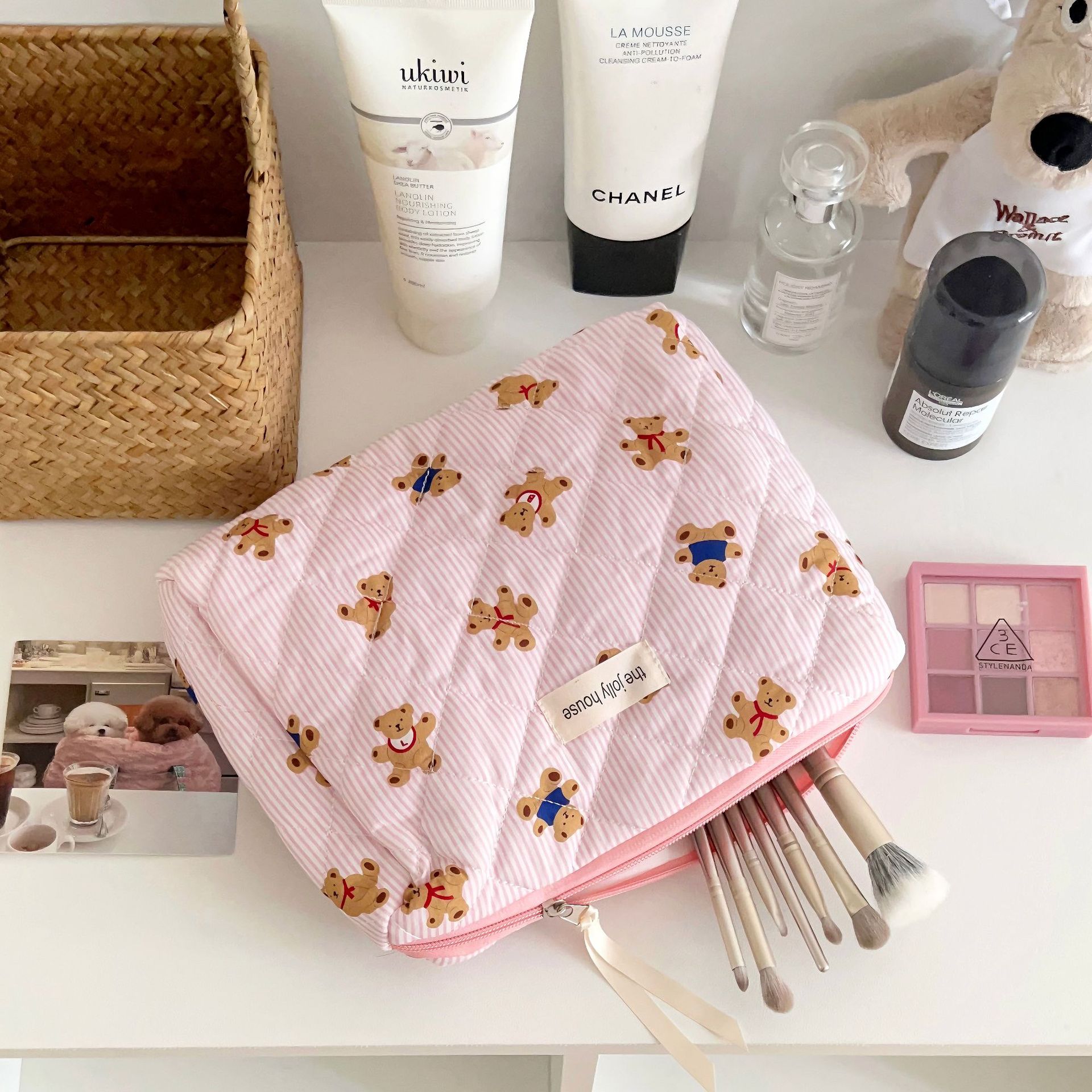 Sweet striped bear makeup bag, a girl's heart, portable large-capacity cosmetics storage bag for going out, hand-held bag Item Picture