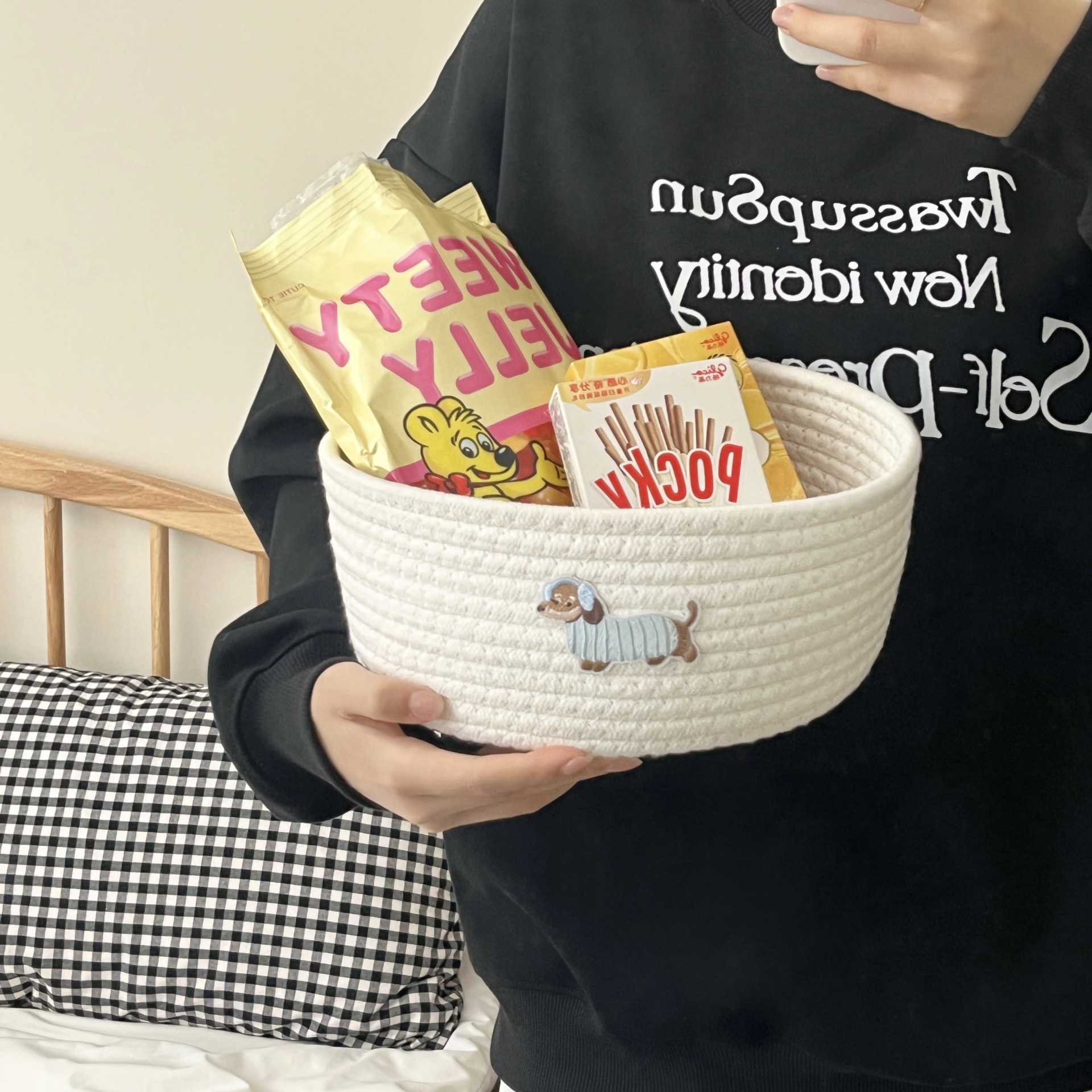 Cartoon blue headphones, dog cotton thread basket, desktop storage box, woven storage basket, snacks, toys, sundries, cotton rope storage basket Application Scenario
