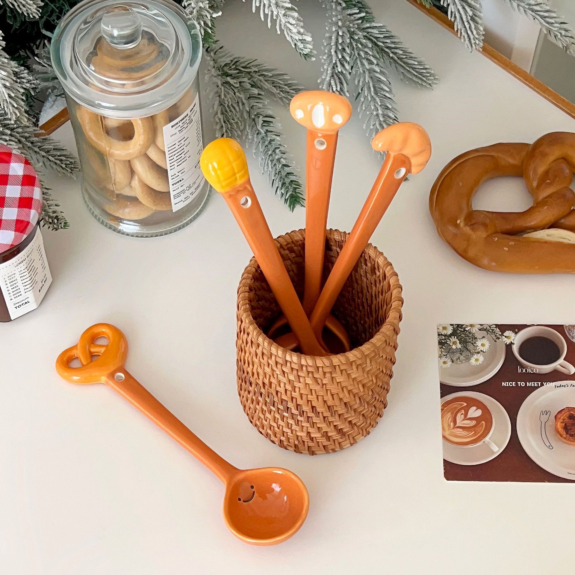Bestseller! High-quality ceramic spoon, three-dimensional bread, cartoon cute spoon, small soup spoon for eating, rice spoon details Picture