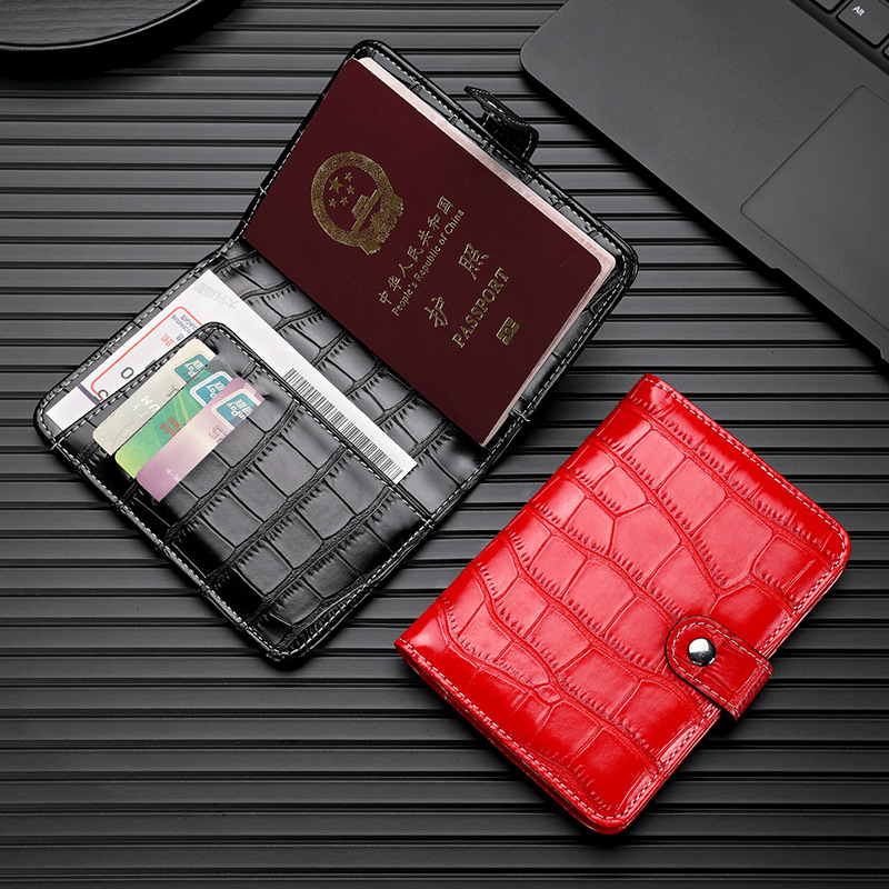 The new crocodile-style simple passport and air ticket holder from Ailun is a multi-functional travel passport and a crocodile-style document storage bag Application Scenario