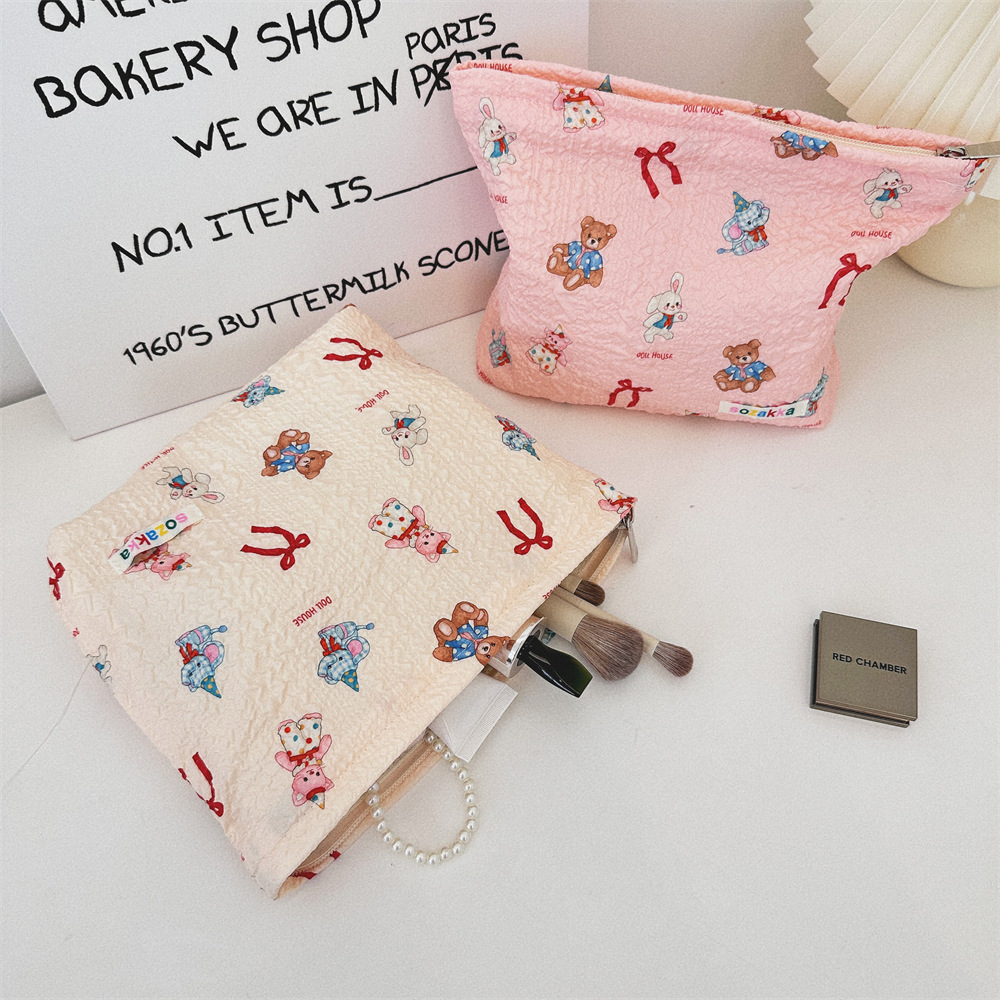 4862 Cute Little Bear Floral Makeup Bag for Women 2024 New Portable large-capacity storage bag for outings Application Scenario