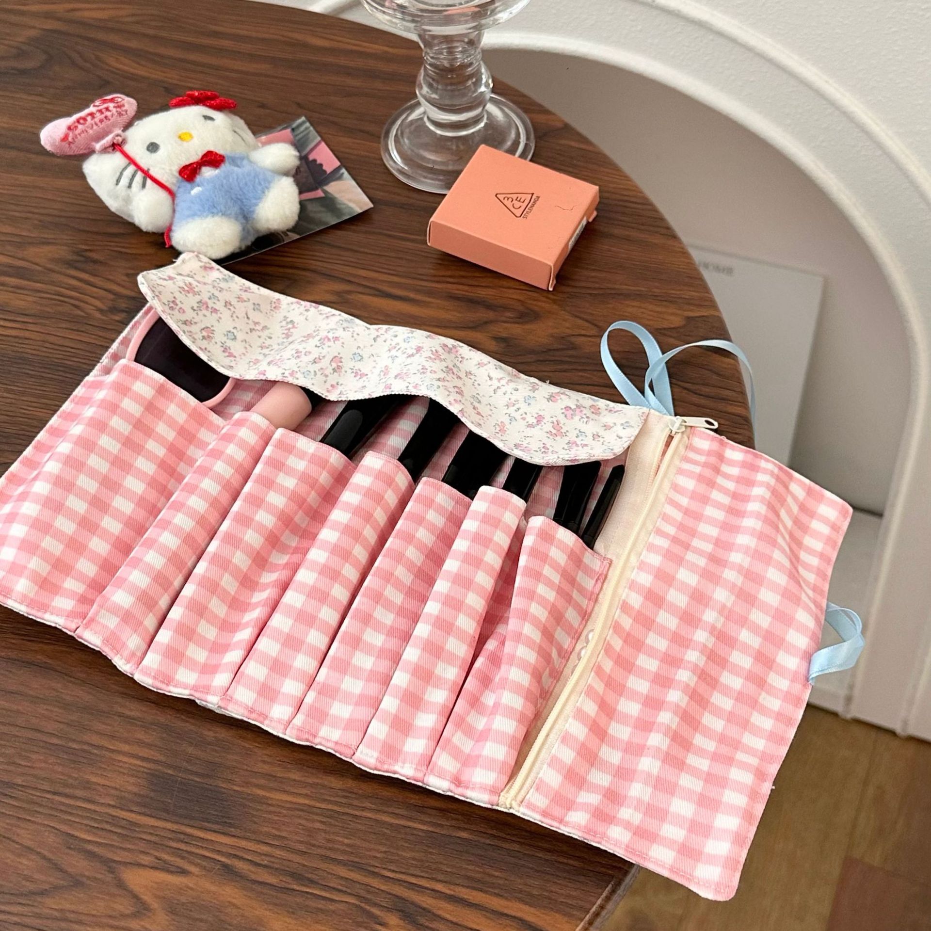 Spring floral makeup bag, girlish heart, large-capacity brush bag, portable and rollable makeup brush storage bag, hand-held pen case Specification drawing