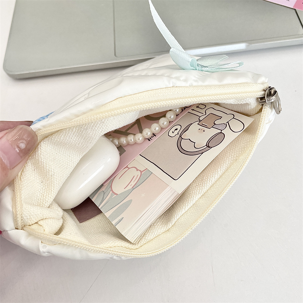 411293 New pearlescent glossy bow portable lipstick, makeup bag, toiletry bag, miscellaneous storage and coin purse Application Scenario