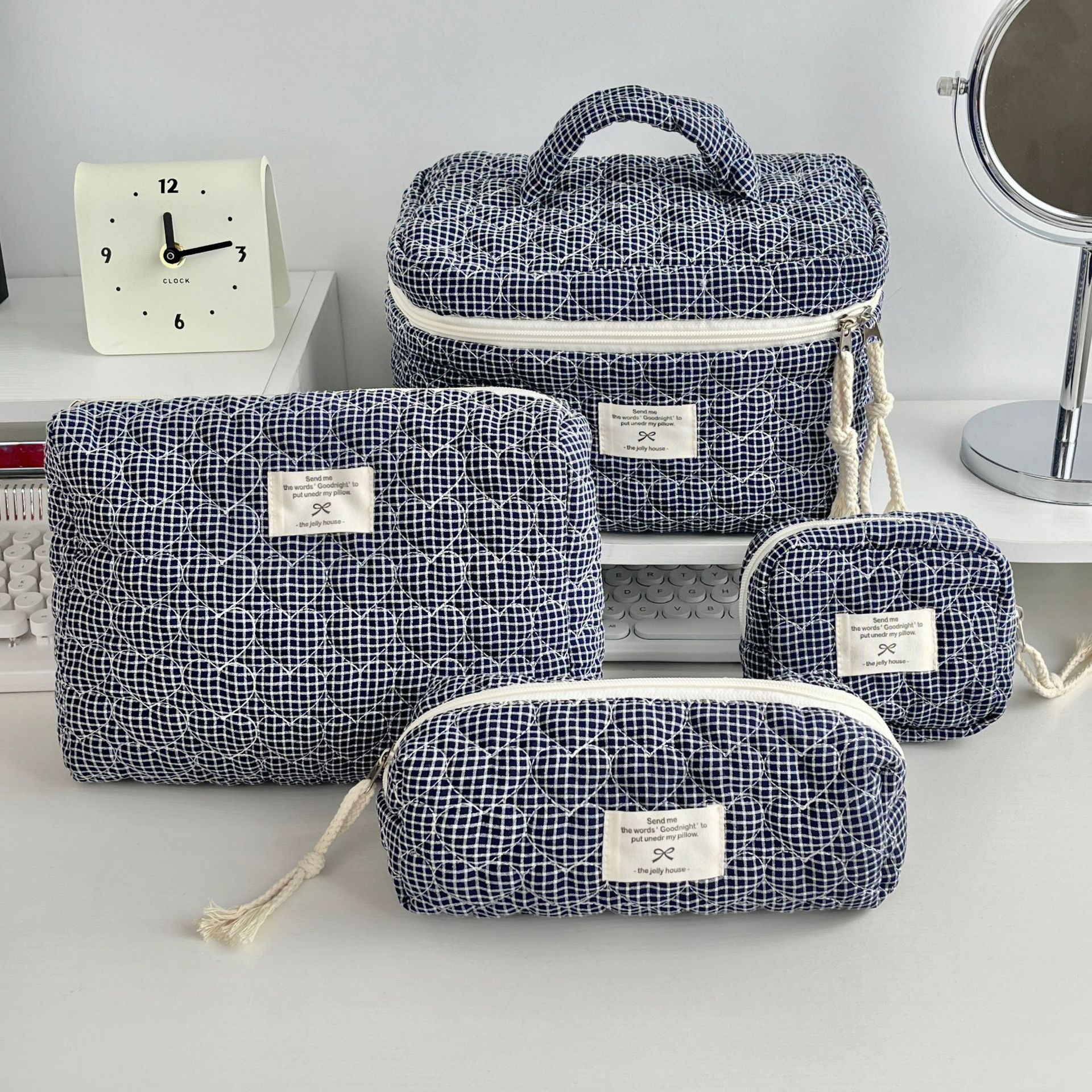 Cross-border love checkered quilted makeup bag for women, ins portable large-capacity travel cosmetics toiletry bag, storage bag full figure