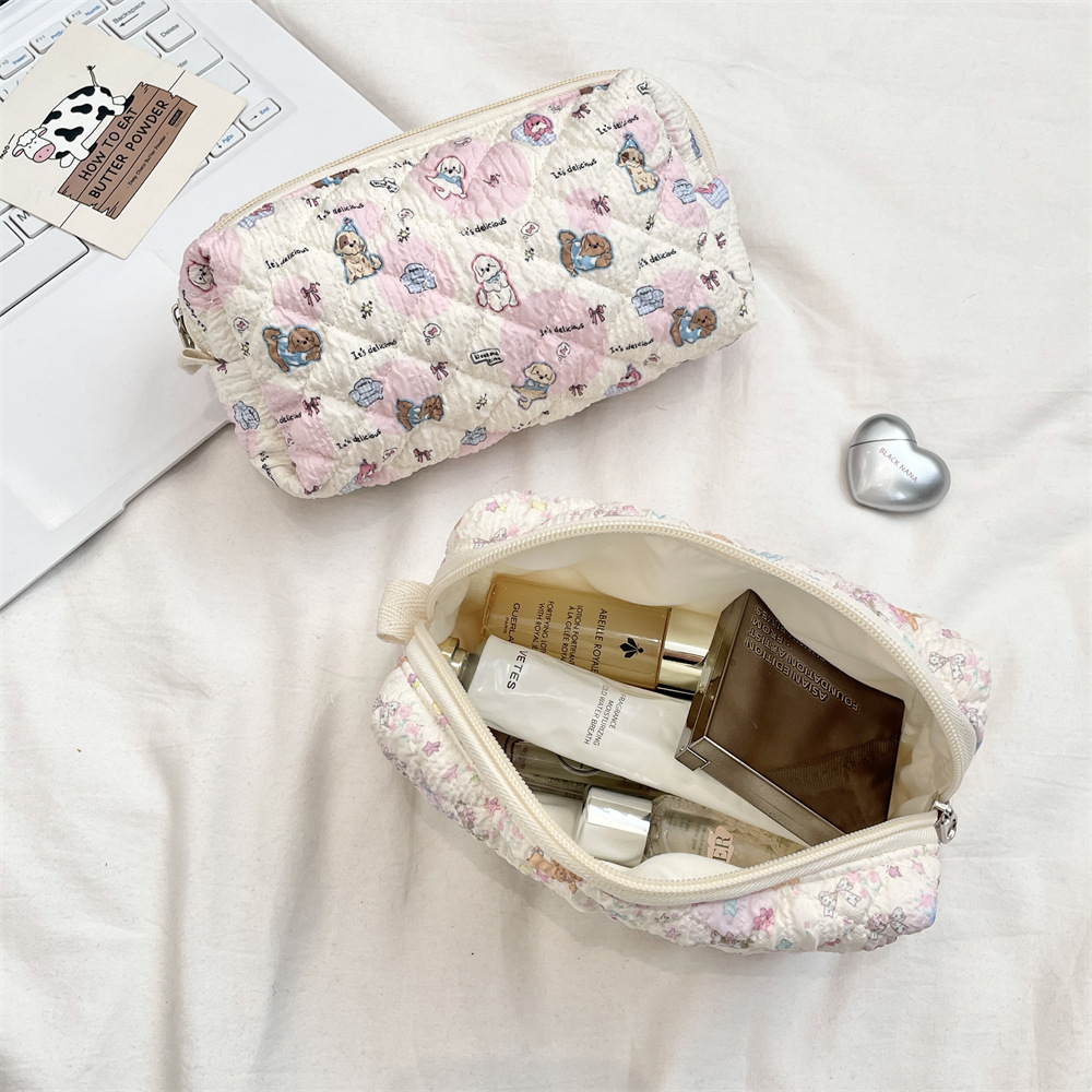 5424 Cartoon embossed quilted pen case, hand-held makeup bag, large-capacity storage for women, student zipper stationery pen case Application Scenario