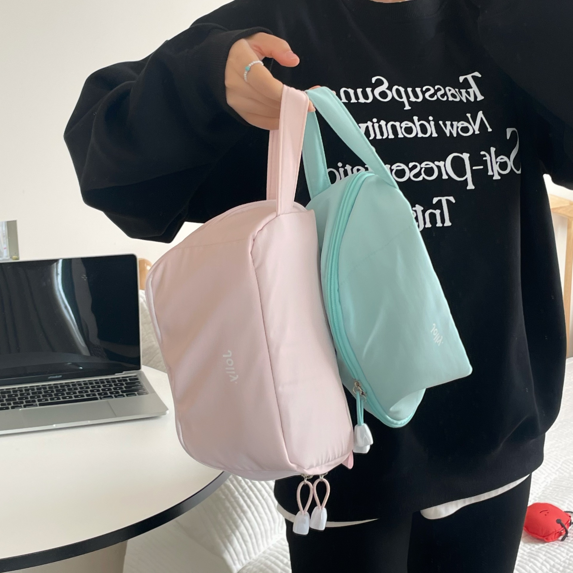 2025 New minimalist makeup bag, women's ins high-end style, travel and business trip storage bag, portable large-capacity toiletry bag Application Scenario