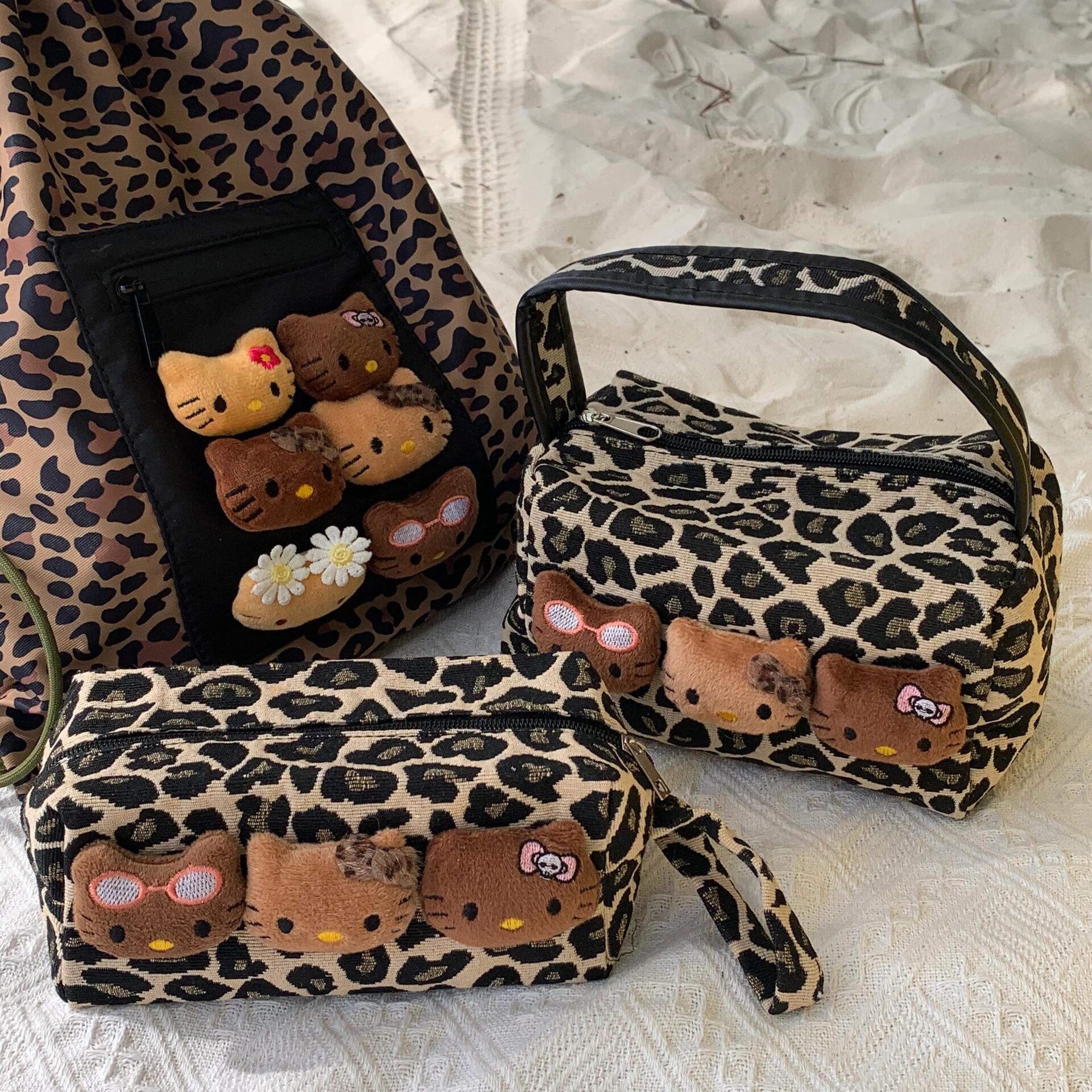 Leopard print black leather cat makeup bag, large-capacity portable commuting and travel handbag for women, skin care and cosmetics storage bag Application Scenario