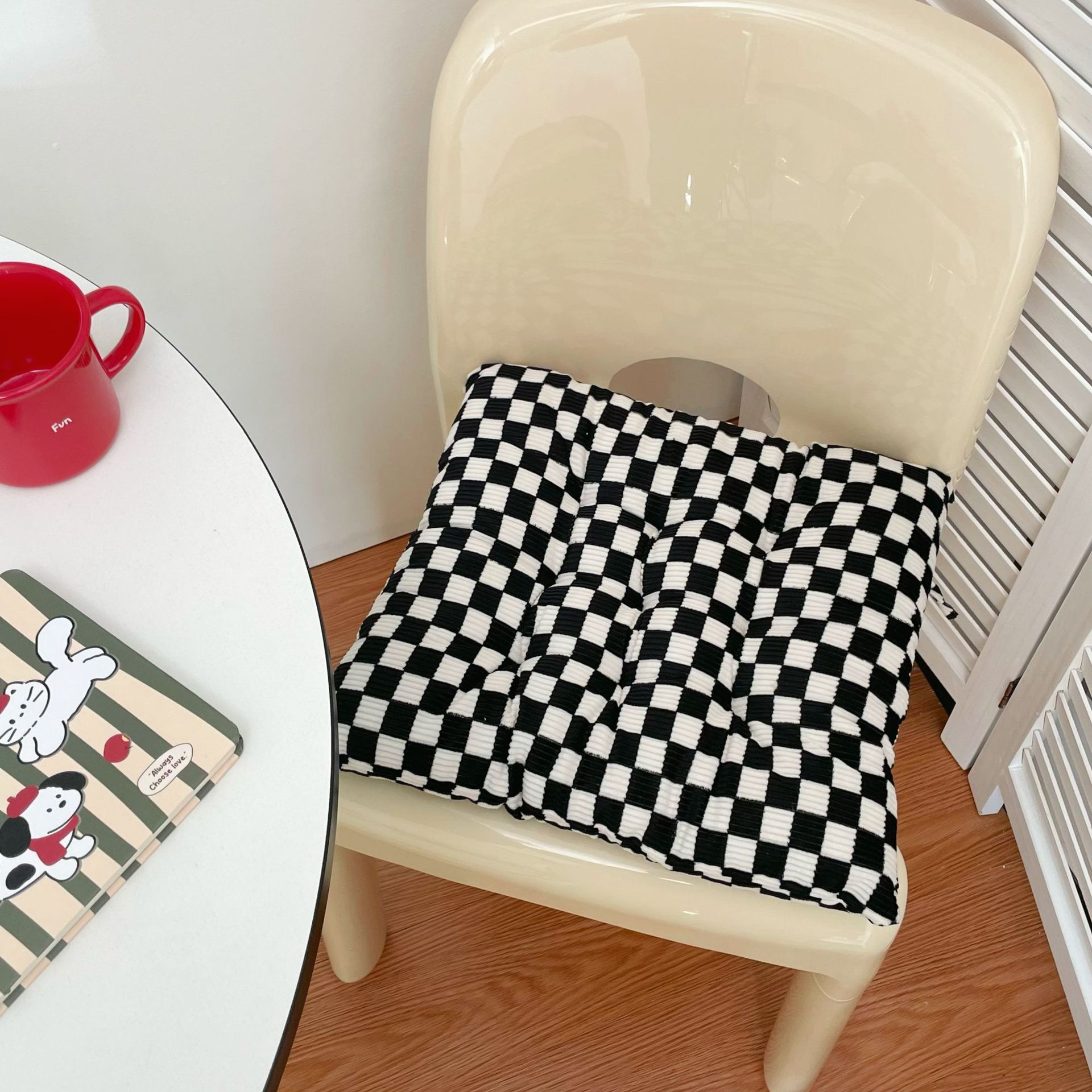 The checkerboard corduroy seat cushion is a must-have for office prolonged sitting, thickened dormitory dining chair seat cushion, and student chair bottom cushion Specification drawing