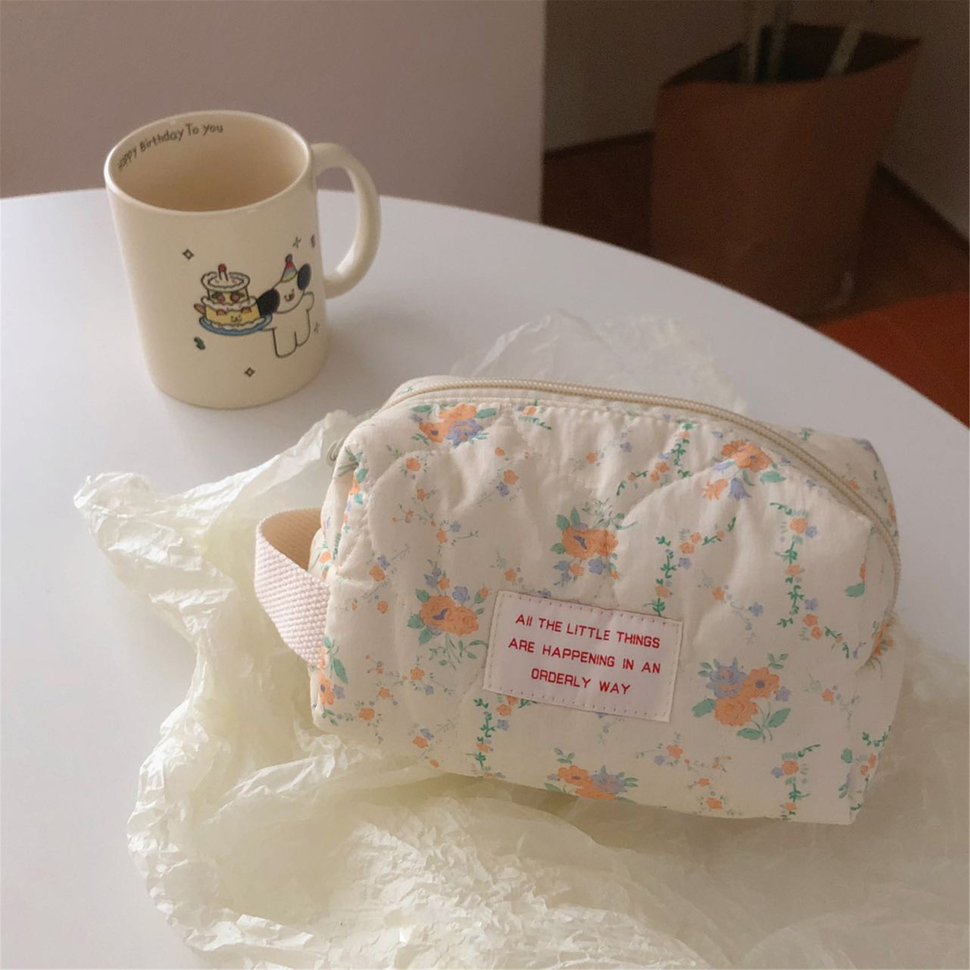 Gentle apricot-colored floral makeup bag, ins large-capacity portable handbag, student storage bag for traveling to South Korea Specification drawing