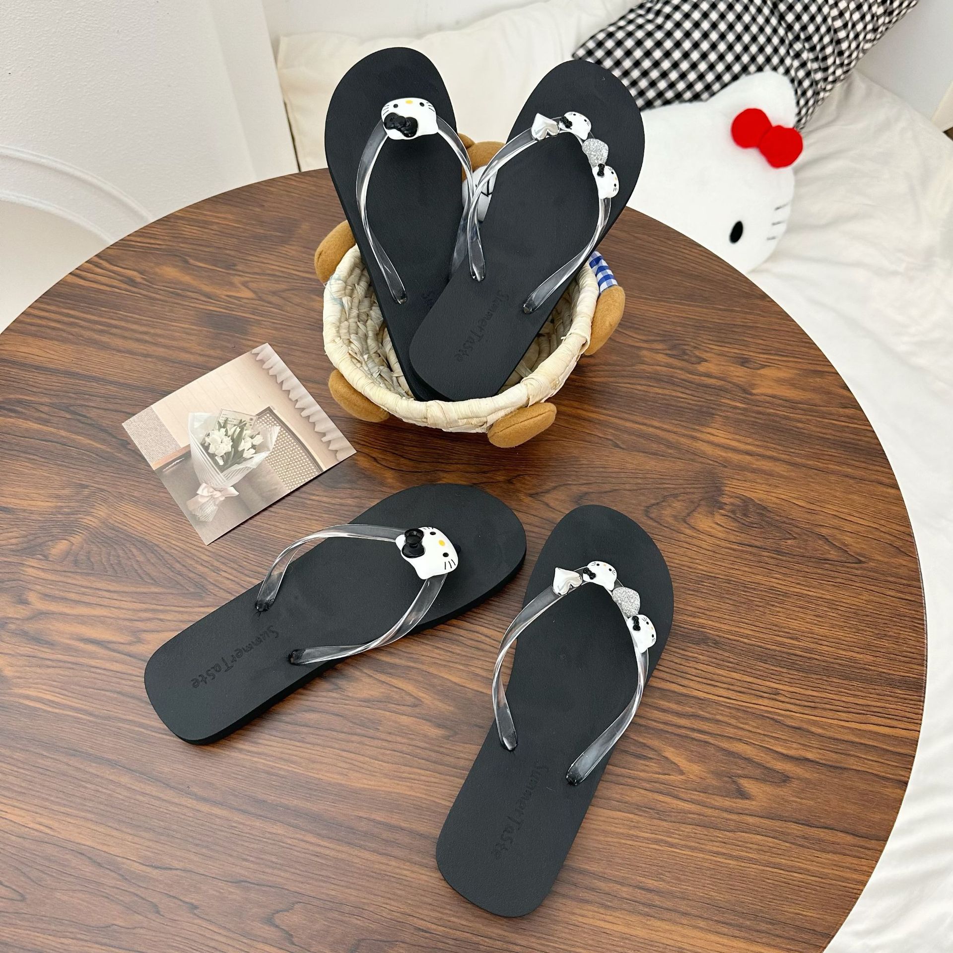 Simple silver heart-shaped cat-shaped flip-flops for women, soft soles, versatile flat slippers, beach cool slippers for summer outerwear Application Scenario