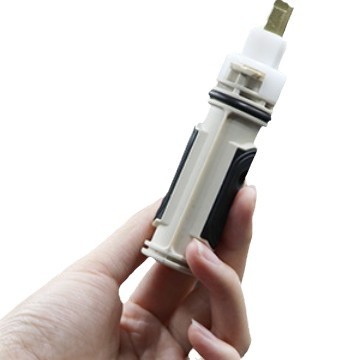 Amazon valve core M1222 quick-opening copper rotating rod bathroom hot and cold water faucet valve core Copper shaft copper thermostatic valve core Item Picture
