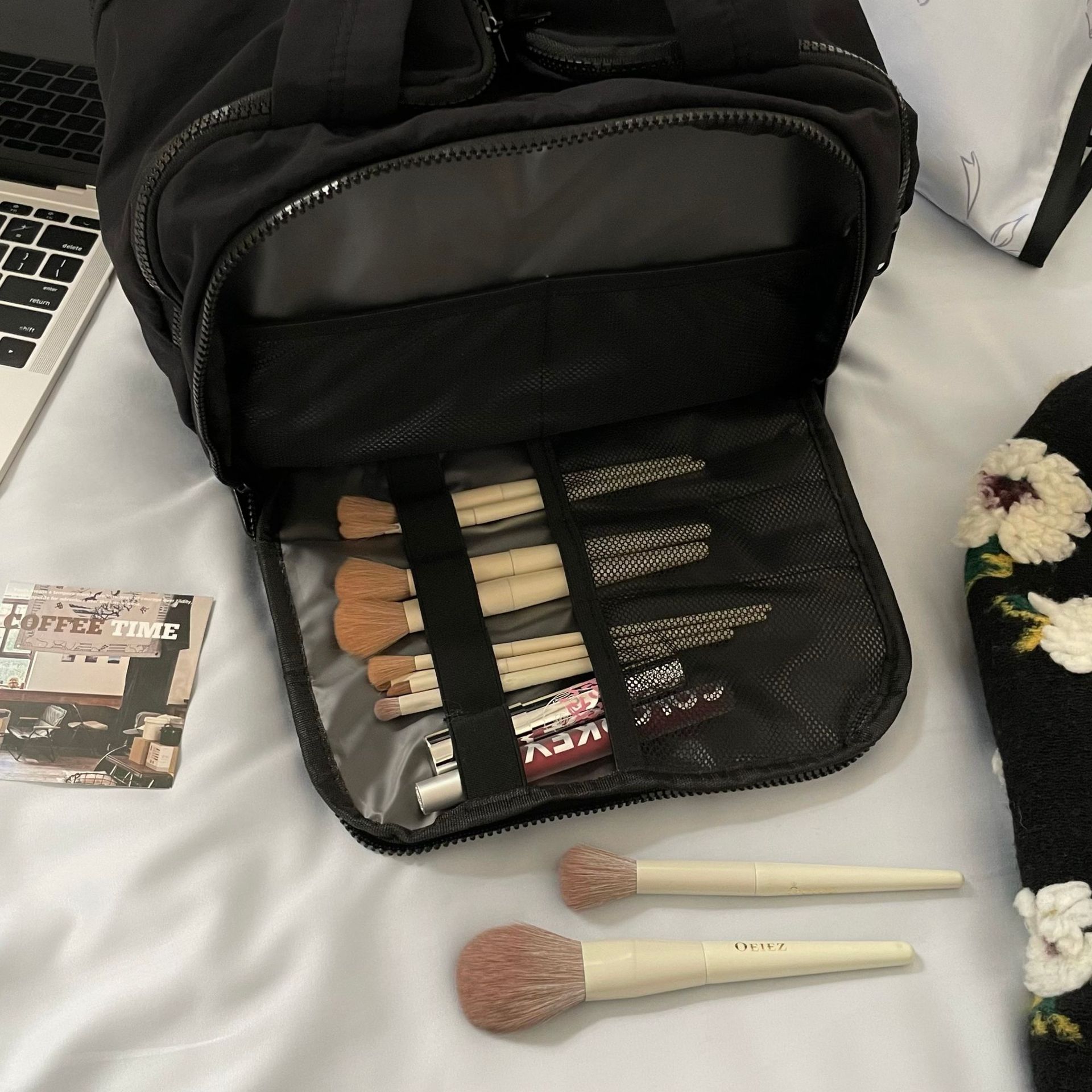 Makeup bag, multi-functional, large-capacity portable travel handbag, makeup and skin care products, zoned storage, toiletry bag Application Scenario