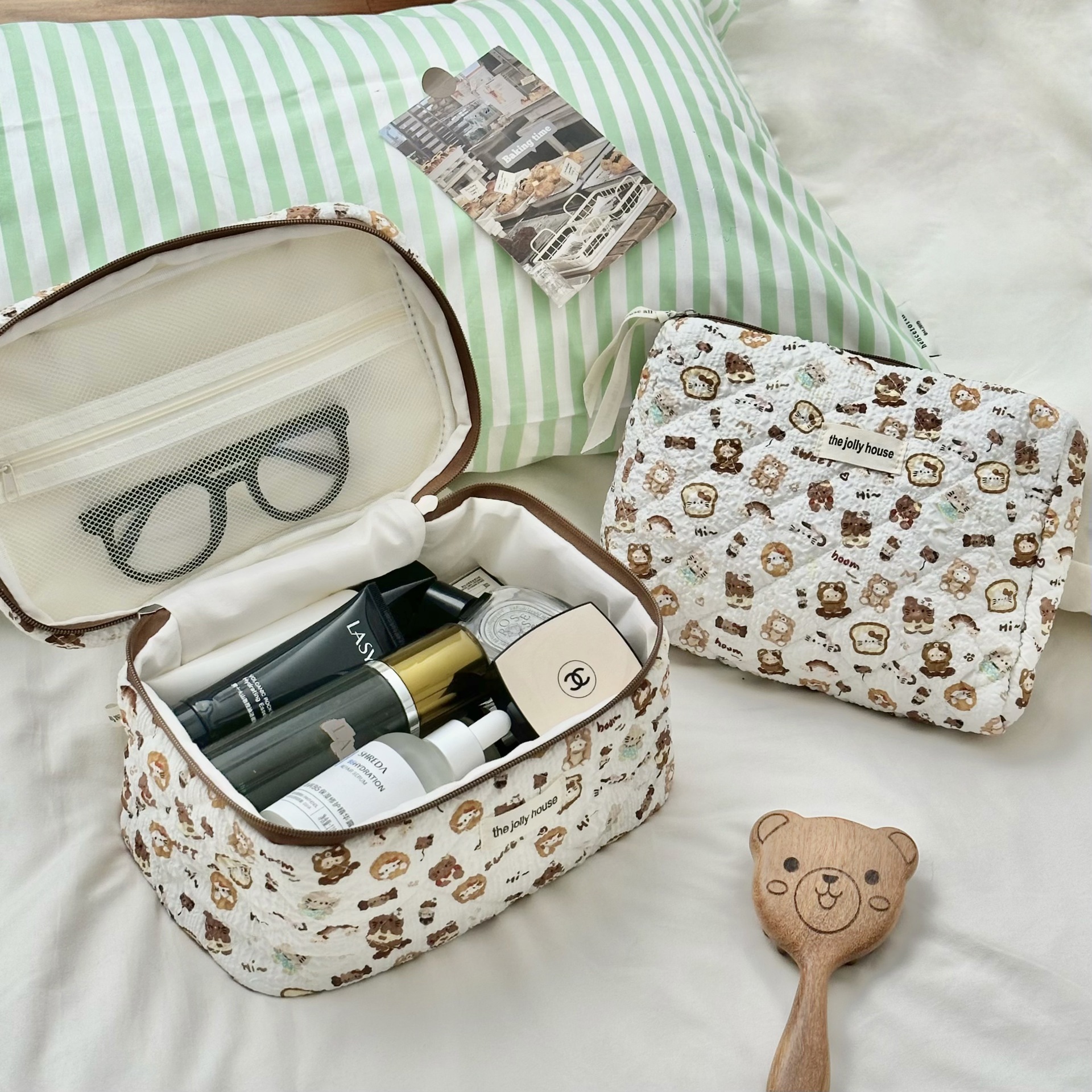 Bubble texture Cocoa Cat Makeup Bag for Women 2025 New portable large-capacity cosmetics storage bag and toiletry bag Application Scenario