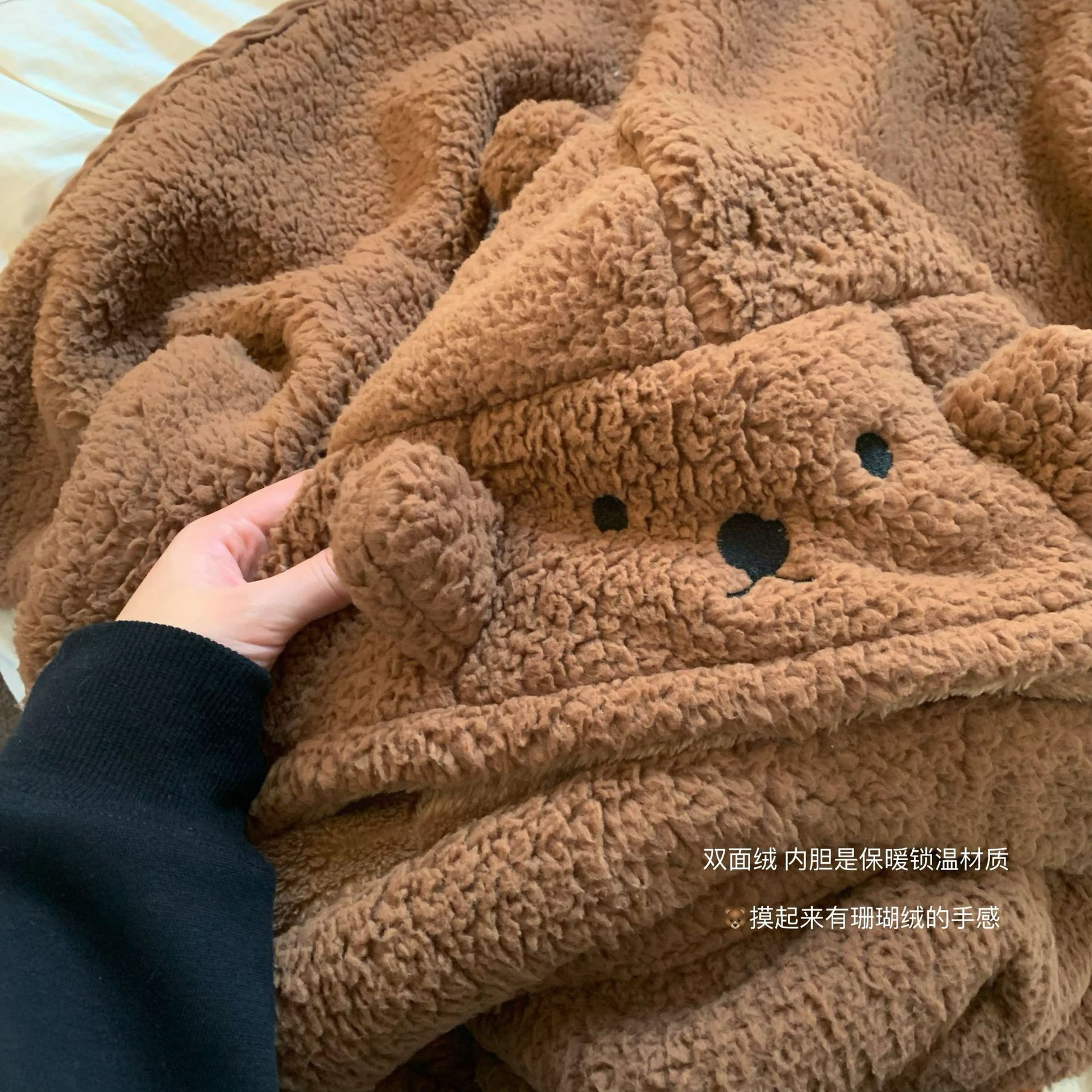 Original design 2024 new thickened warm blanket, cute cartoon bear shawl, hat, nap blanket for children Item Picture