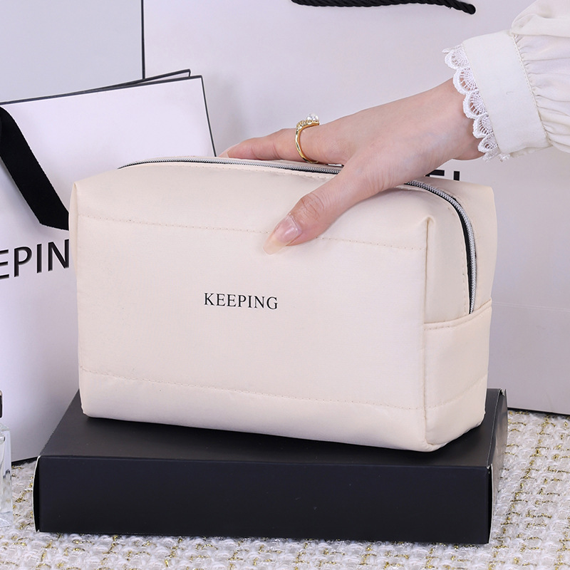 Simple, light luxury and high-end women's portable small-sized hand-held makeup bag, high appearance level travel toiletries and cosmetics storage bag full figure