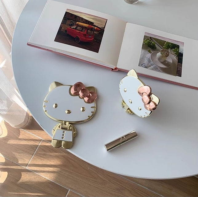 A cute and portable mini mirror with a cute cat handle, a hand-held mirror, foldable, and a popular princess mirror Specification drawing