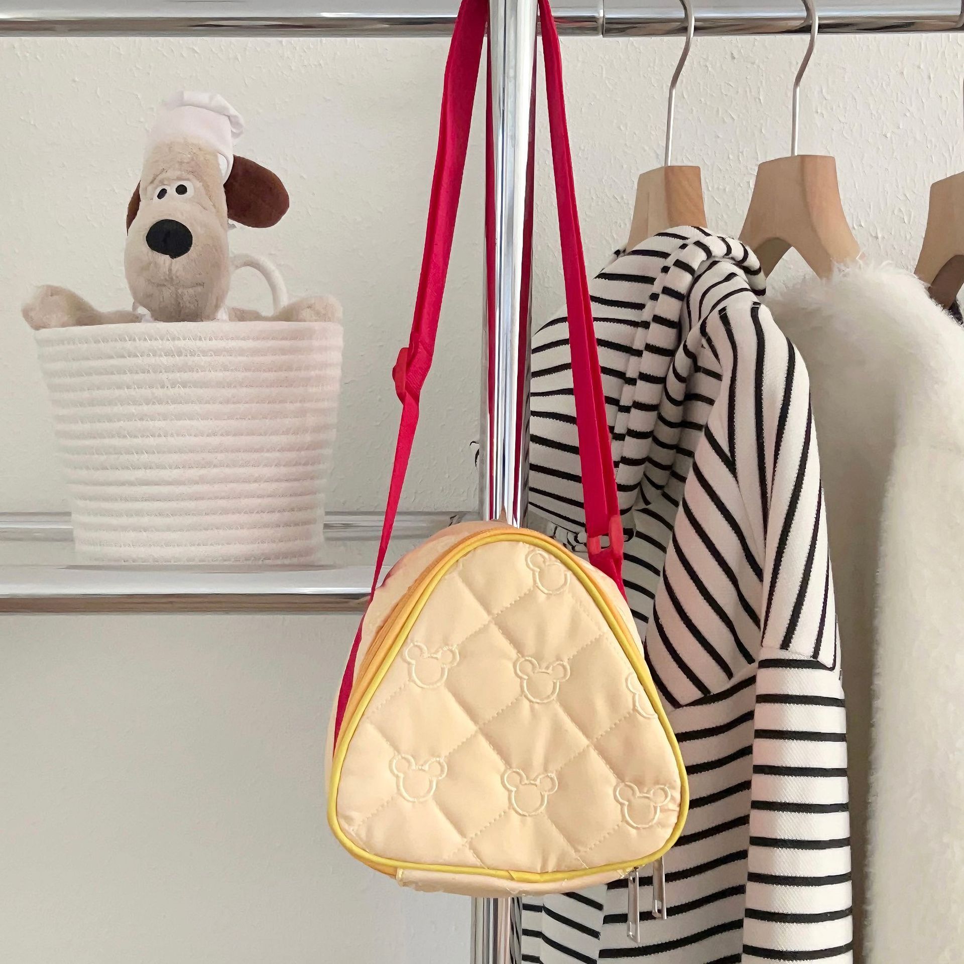 Sandwich, camera bag, touch-up bag, storage bag, small bag, makeup bag, storage bag, toiletry bag, lunch box, bag opening, red envelope, female Application Scenario