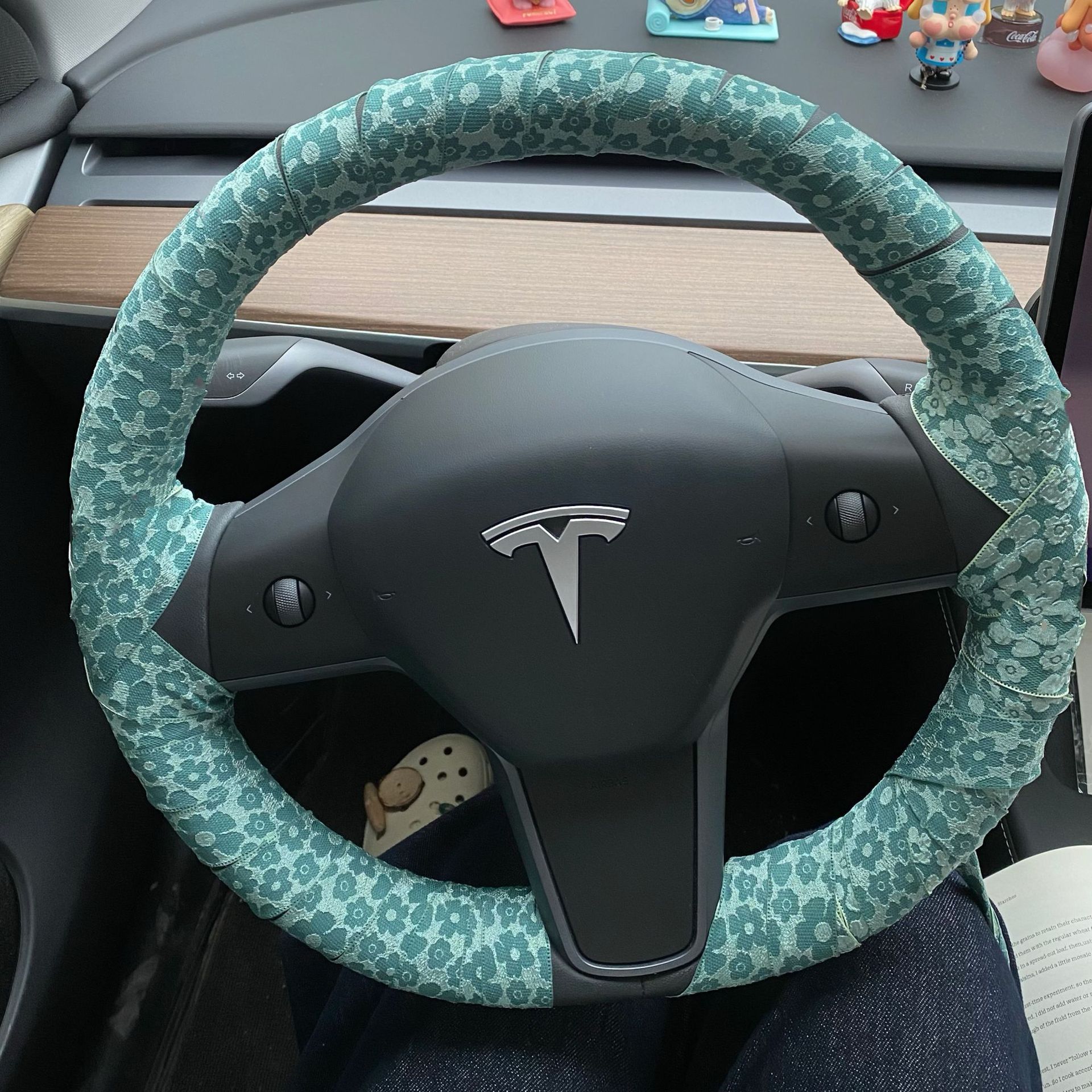 New diy anti-slip steering wheel strap, wear-resistant and anti-sweat hand cover, camellia embossed flower ribbon steering wheel cover full figure