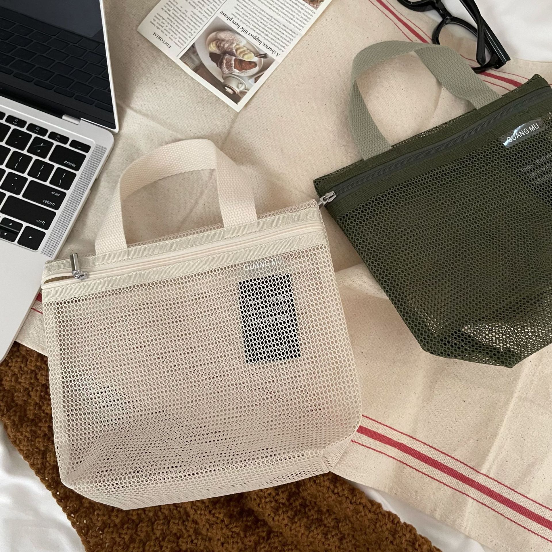 ins minimalist toiletry bag, mesh hand-held makeup bag, women's bathing, fitness and travel portable breathable and water-draining storage bag Application Scenario