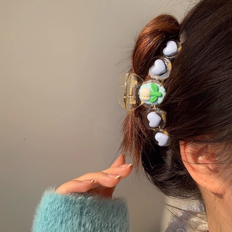 The trendy and cute tulip grabber women's summer new hair clip, a large shark clip at the back of the head, a fashionable hair clip and hair accessory Application Scenario
