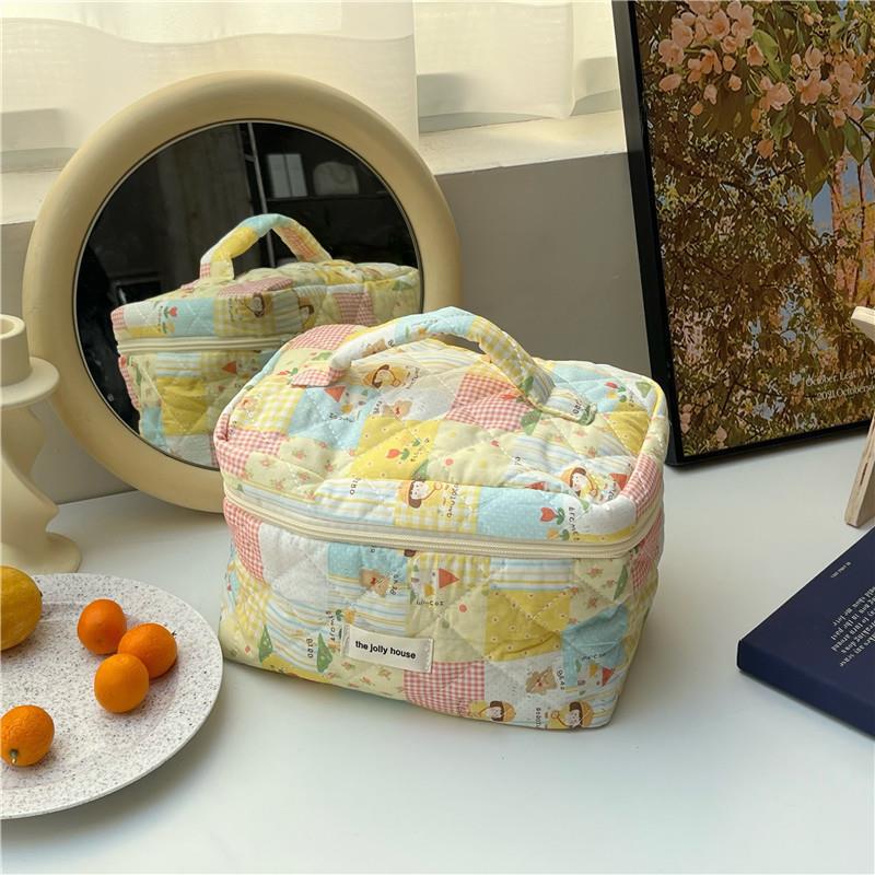 2023 Fresh and cute cotton makeup bag, niche portable toiletry and storage bag, Round Point Instagram cute box bag details Picture