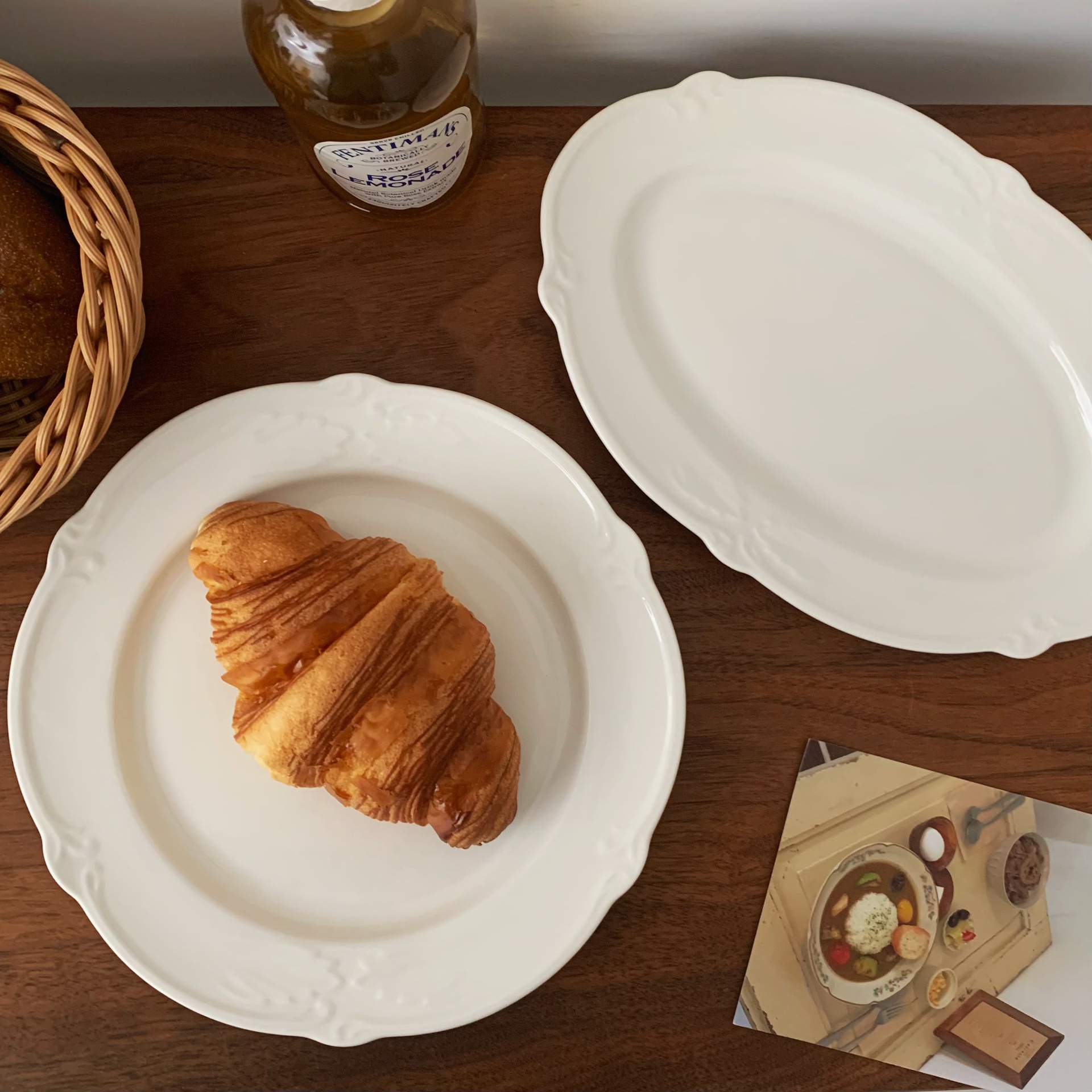 French Rococo white relief ceramic plate, Western dining plate, high-end dining table, pastry and fruit plate, breakfast picnic plate full figure