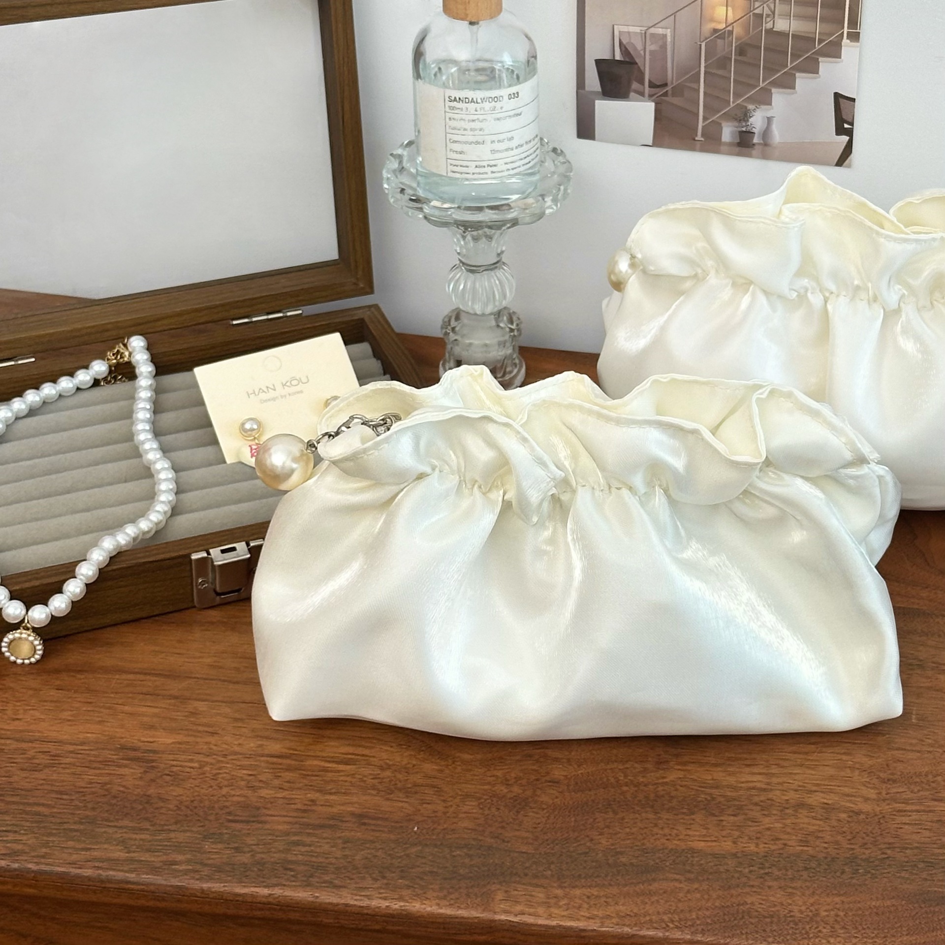 High-end pleated cloud makeup bag for women 2025 new portable large-capacity travel skincare storage bag and toiletry bag details Picture