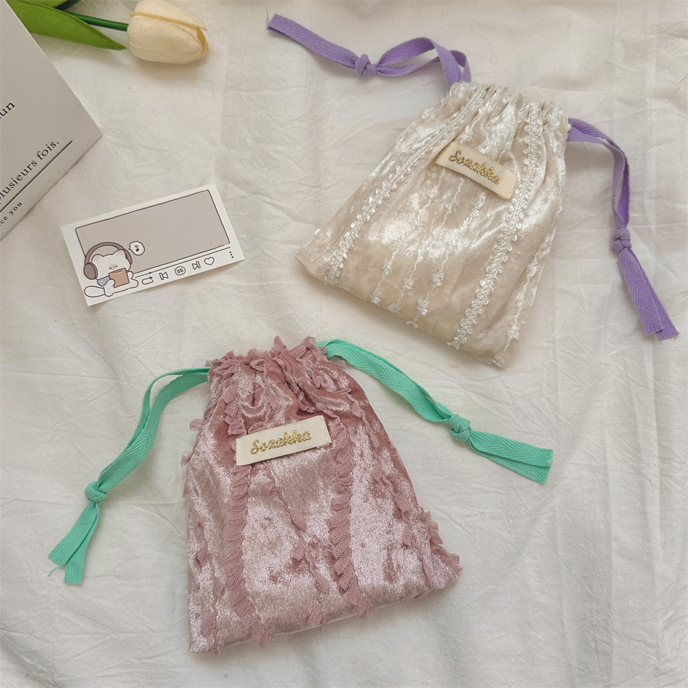 410112 Lace lace drawstring drawstring storage bag, small cloth bag for miscellaneous items, lipstick, coin purse, headphones, hand-held bag Application Scenario