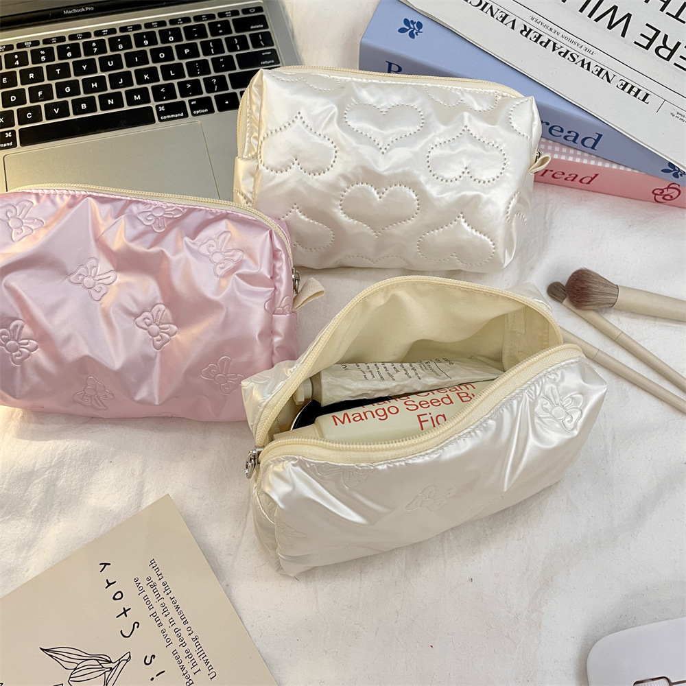 411263 Heart-shaped pattern cosmetic bag, stationery pen case, large-capacity miscellaneous storage bag, multi-purpose for travel and washing Specification drawing