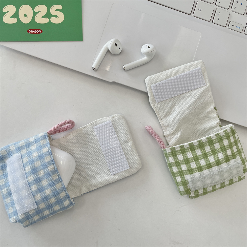 54102 Mini and cute earphone case, Apple earphone storage bag, portable flip cover soft shell Bluetooth earphone case Application Scenario