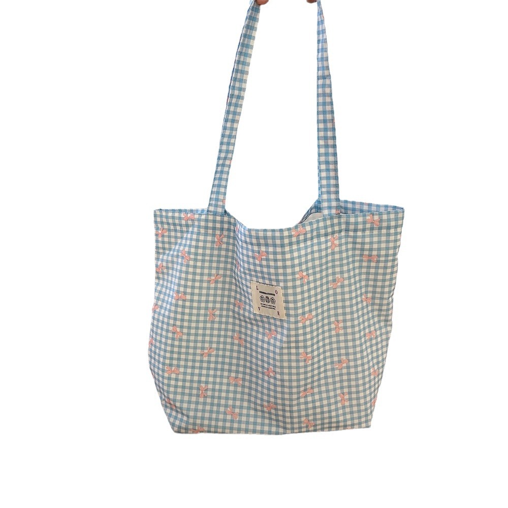 The 44301 canvas bag is a fresh and cute girl's printed bow canvas bag. It is a large-capacity single-shoulder bag for students to attend classes Item Picture