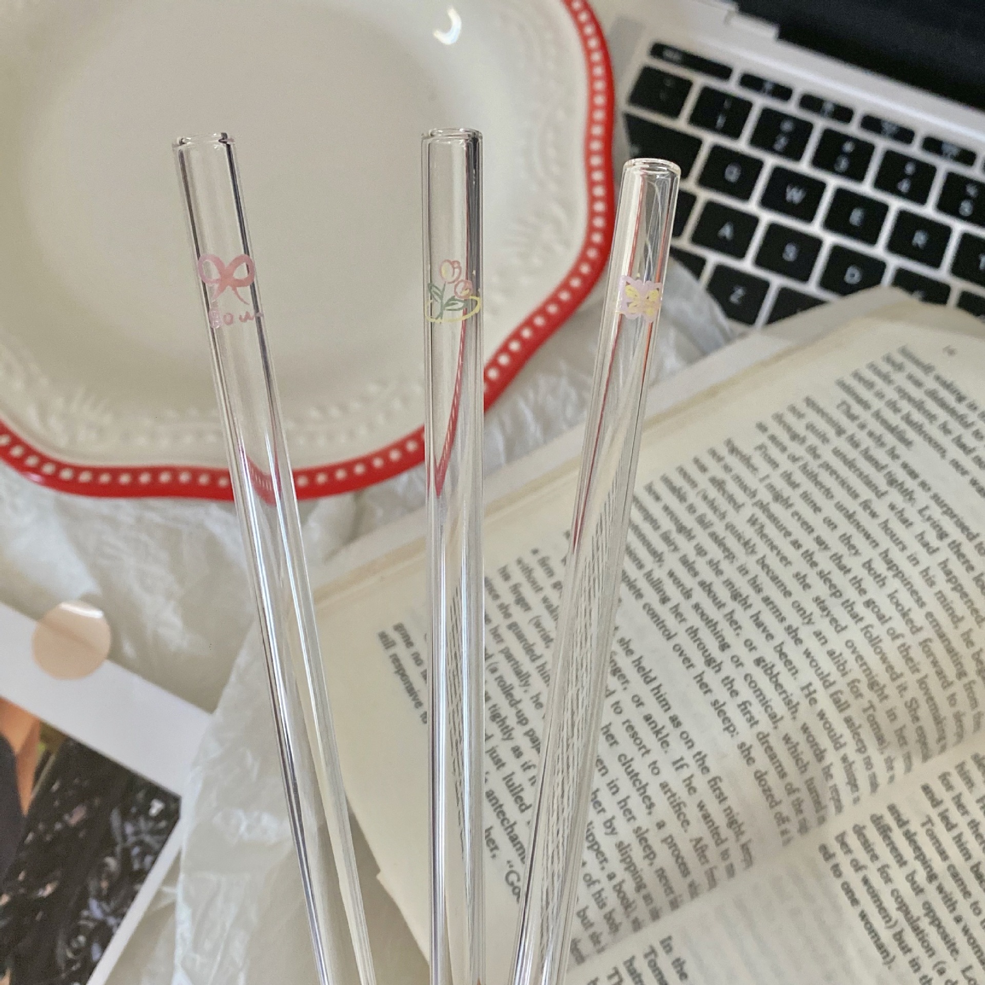 So beautiful! ins glass straws, exquisite butterfly eco-friendly drinking straws, coffee and milk, cute and heat-resistant straws for adults Application Scenario