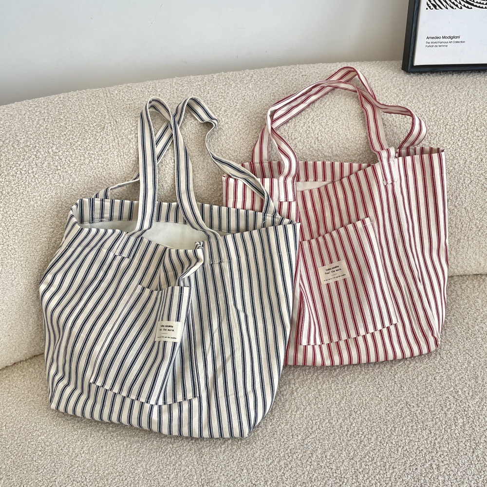 The 4891 Holiday French striped canvas bag is a versatile shopping bag with a large capacity for shopping. It is a lightweight single-shoulder bag for women's commuting details Picture