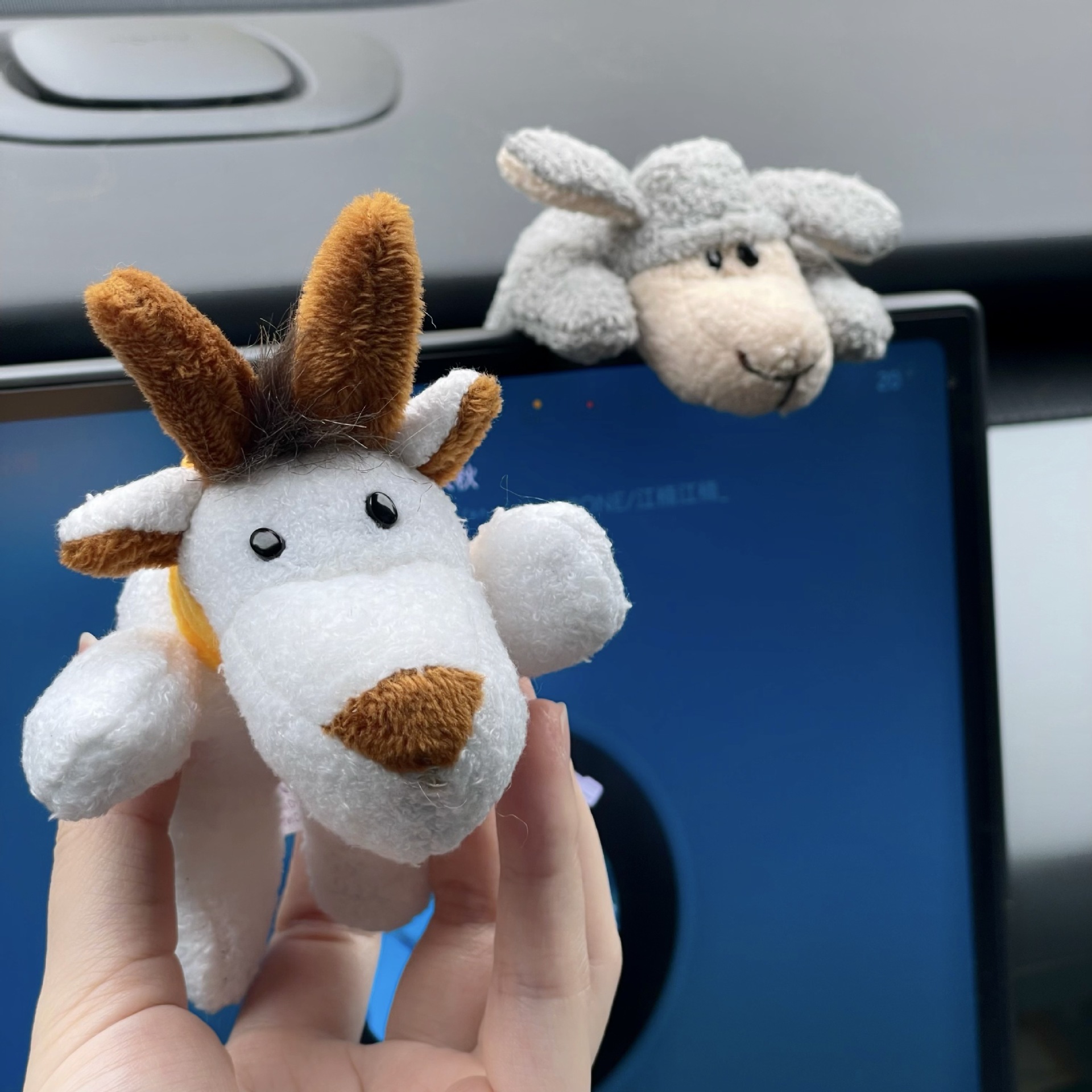 Car screen plush toy, creative animal-shaped decorative item, car cartoon display screen decorative item to play with Application Scenario