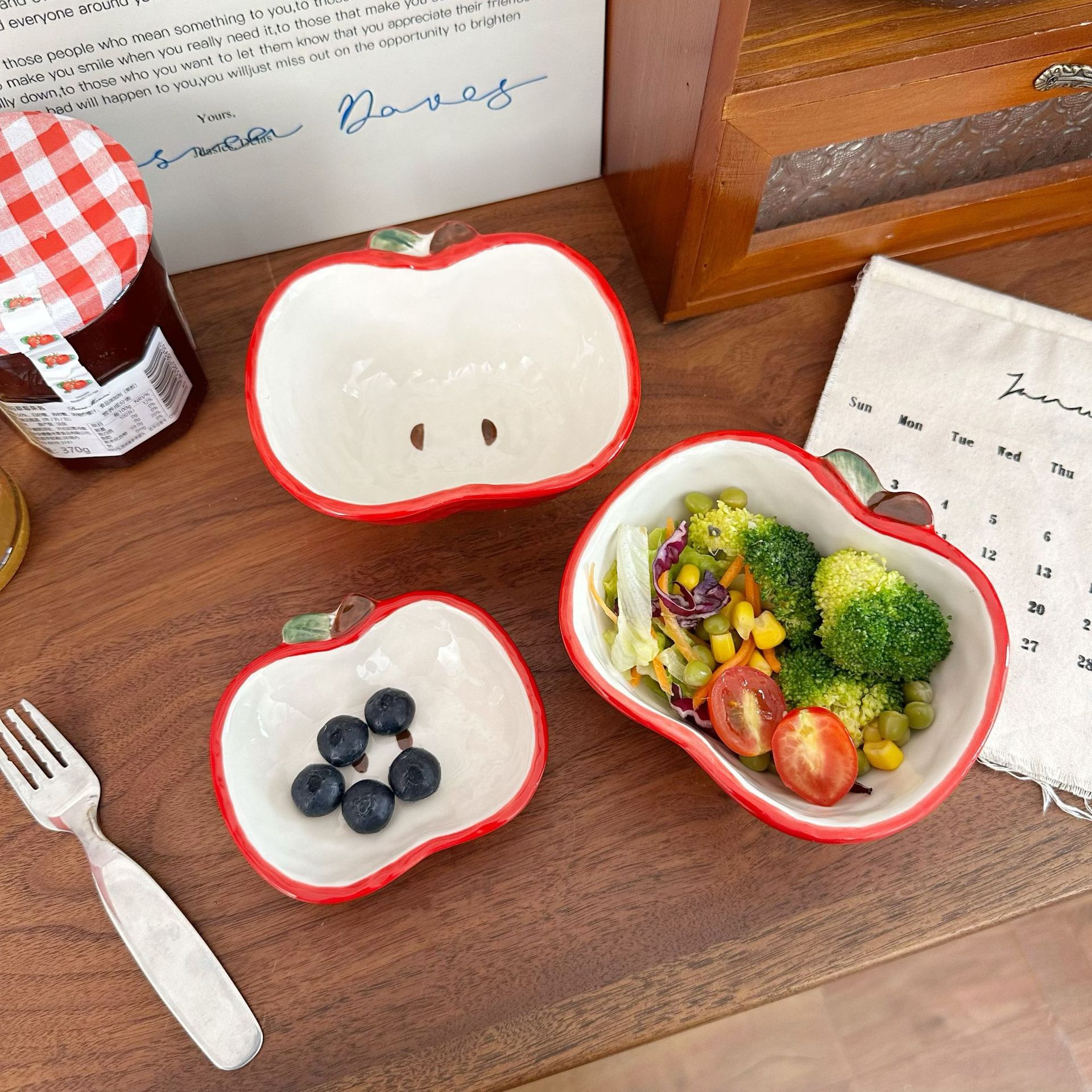 Apple ceramic bowl, high appearance level, apple-shaped hot pot dipping sauce plate, home snack plate, condiment plate Specification drawing
