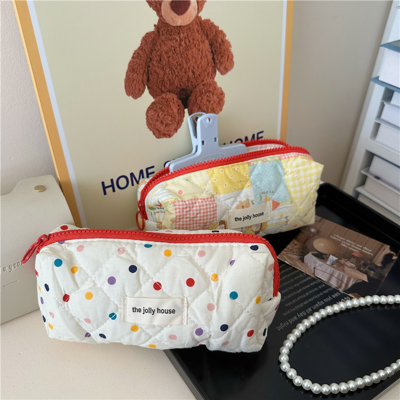 This pen case is an Instagram high-quality, cute cartoon polka dot, large-capacity, niche stationery bag for girls, and a multi-functional storage bag full figure